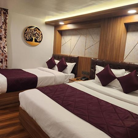 דרג'ילינג Luxury Stay At Hotel Broadway Boutique Mall Road Chowrasta Near Mahakal Temple מראה חיצוני תמונה