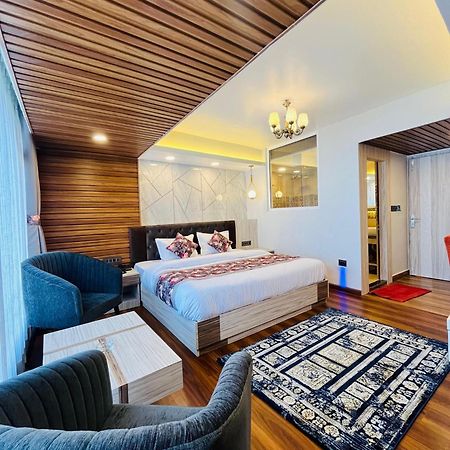 דרג'ילינג Luxury Stay At Hotel Broadway Boutique Mall Road Chowrasta Near Mahakal Temple מראה חיצוני תמונה