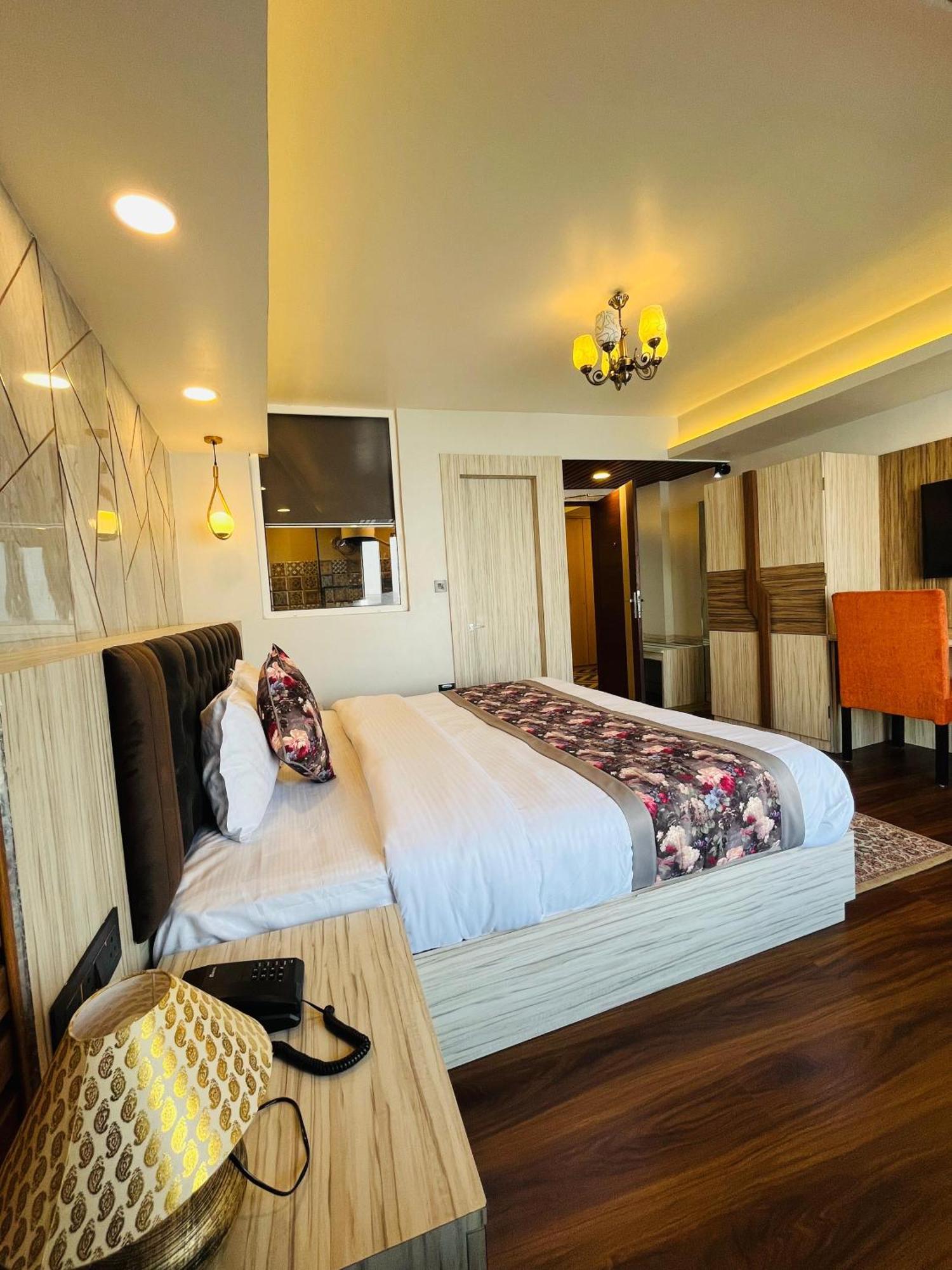 דרג'ילינג Luxury Stay At Hotel Broadway Boutique Mall Road Chowrasta Near Mahakal Temple מראה חיצוני תמונה