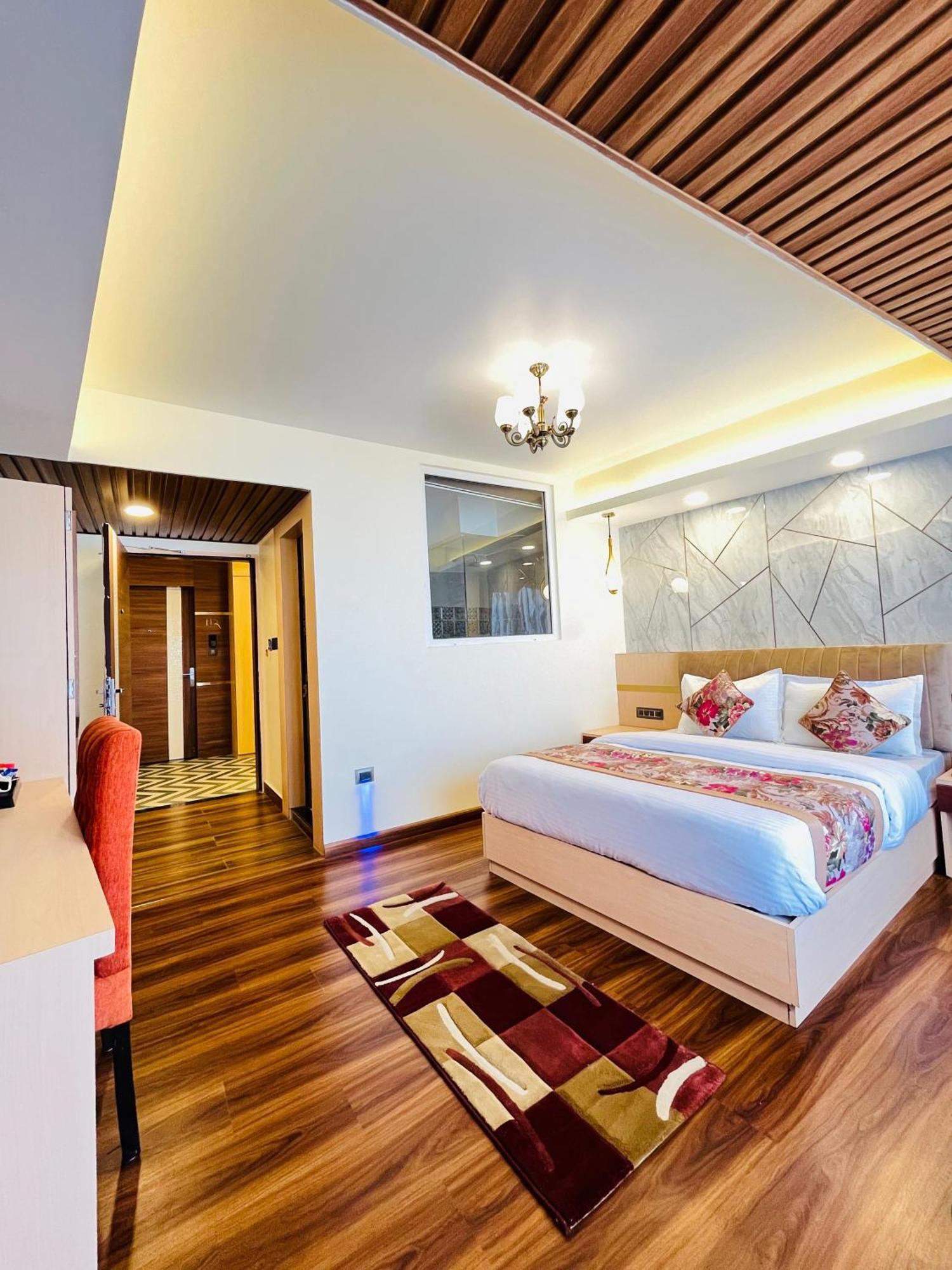 דרג'ילינג Luxury Stay At Hotel Broadway Boutique Mall Road Chowrasta Near Mahakal Temple מראה חיצוני תמונה