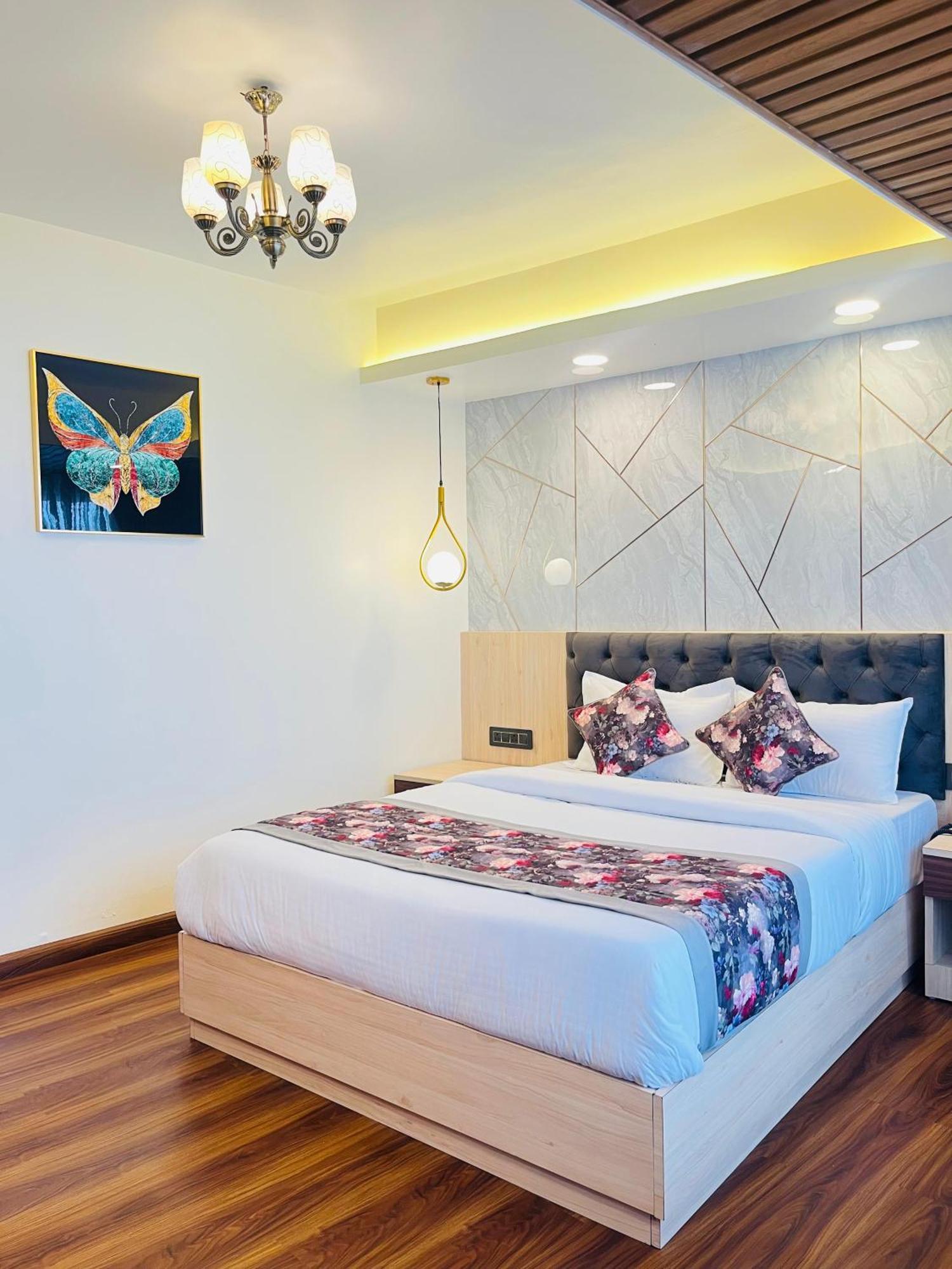 דרג'ילינג Luxury Stay At Hotel Broadway Boutique Mall Road Chowrasta Near Mahakal Temple מראה חיצוני תמונה