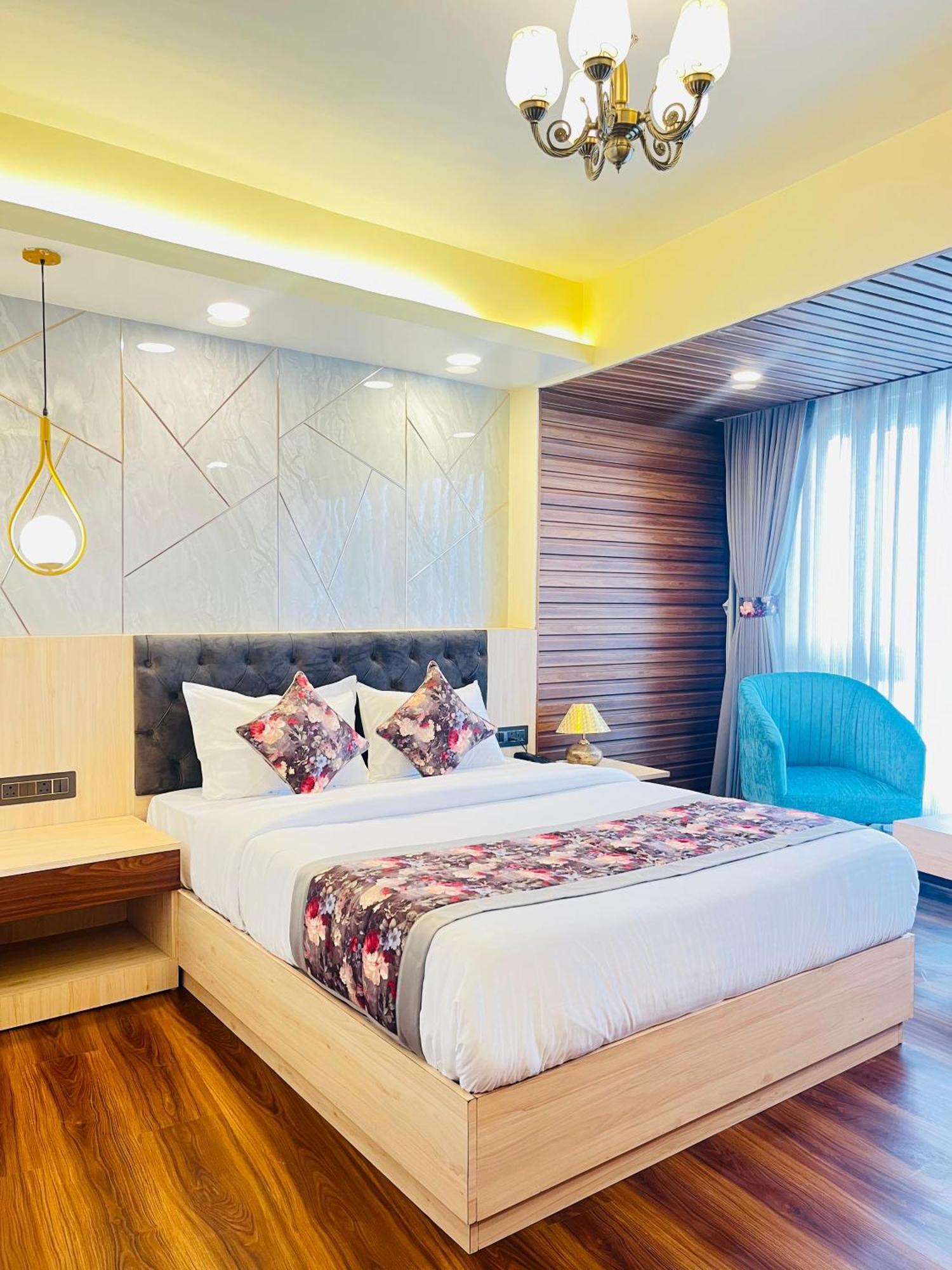 דרג'ילינג Luxury Stay At Hotel Broadway Boutique Mall Road Chowrasta Near Mahakal Temple מראה חיצוני תמונה