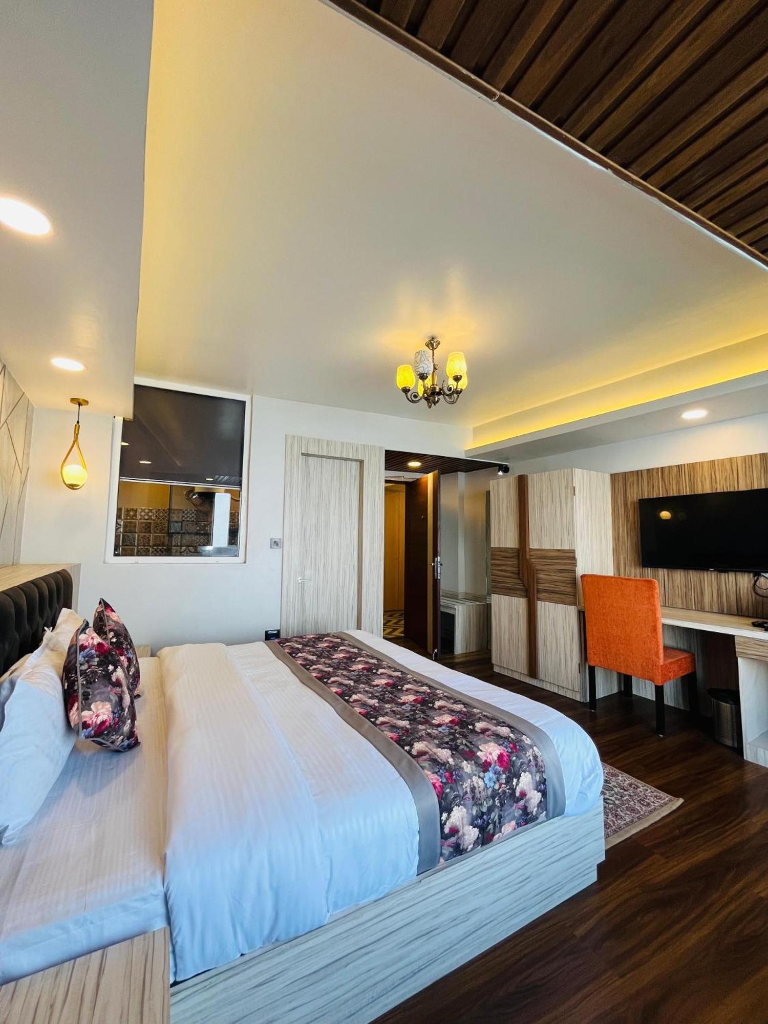 דרג'ילינג Luxury Stay At Hotel Broadway Boutique Mall Road Chowrasta Near Mahakal Temple מראה חיצוני תמונה