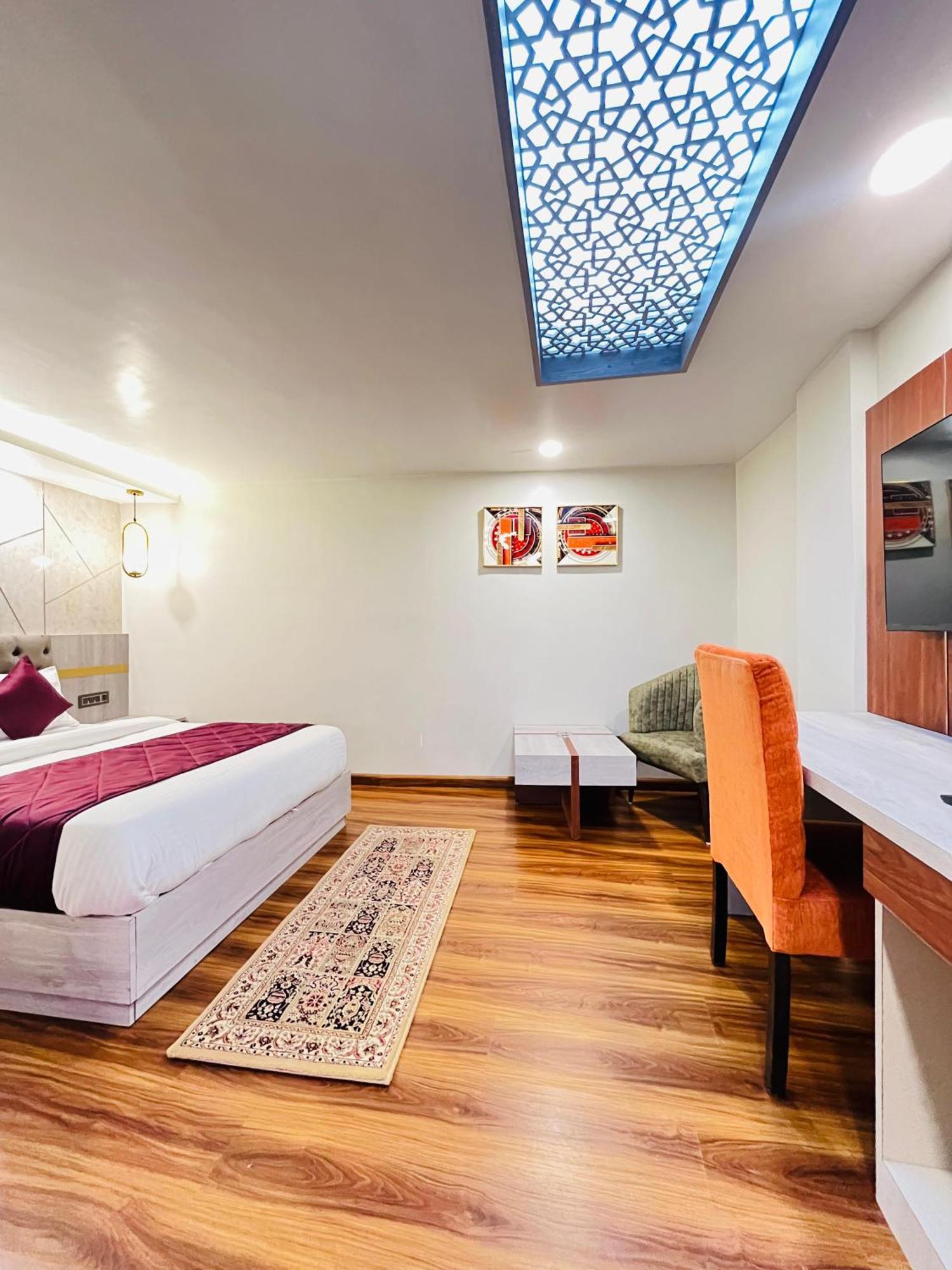דרג'ילינג Luxury Stay At Hotel Broadway Boutique Mall Road Chowrasta Near Mahakal Temple מראה חיצוני תמונה