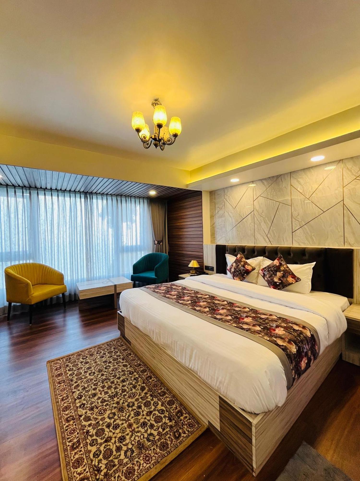 דרג'ילינג Luxury Stay At Hotel Broadway Boutique Mall Road Chowrasta Near Mahakal Temple מראה חיצוני תמונה