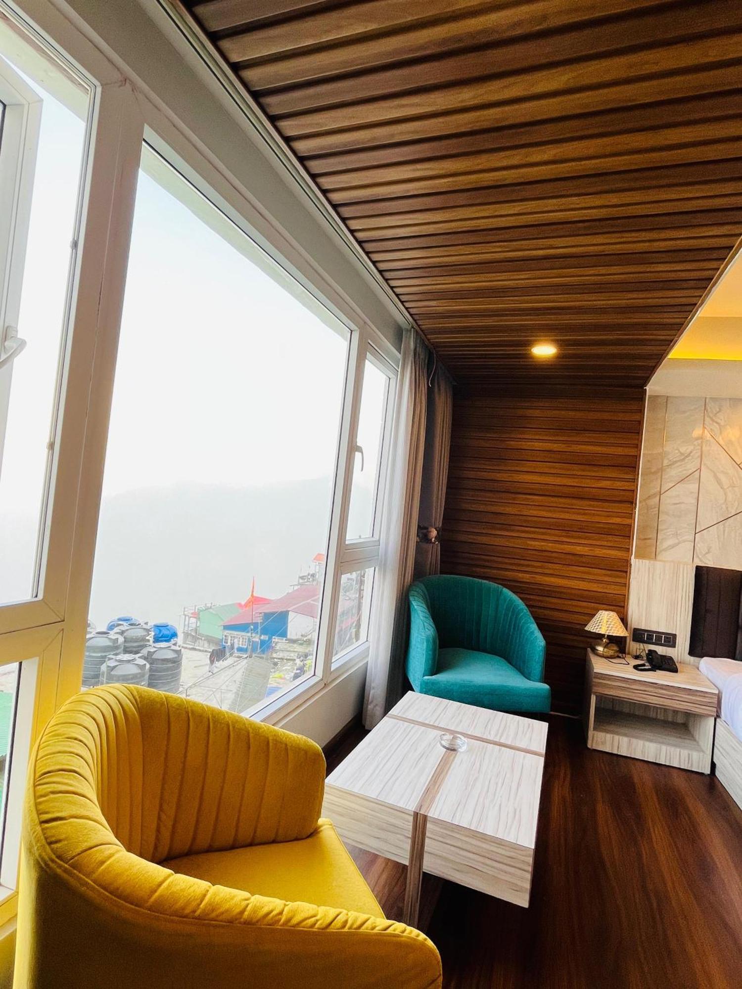 דרג'ילינג Luxury Stay At Hotel Broadway Boutique Mall Road Chowrasta Near Mahakal Temple מראה חיצוני תמונה