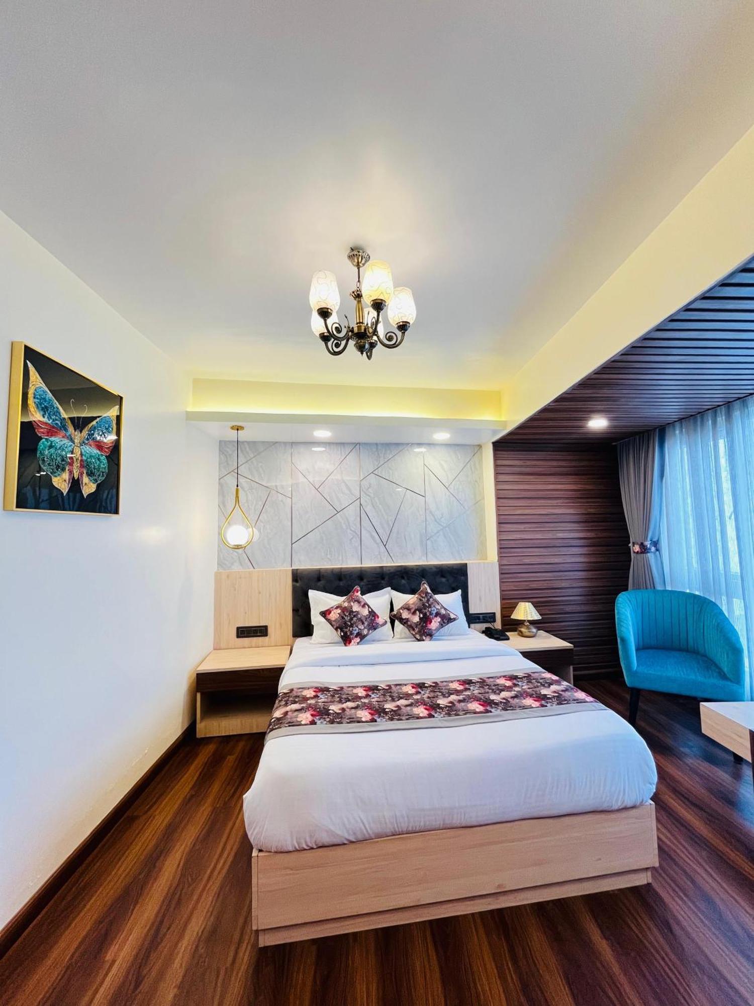 דרג'ילינג Luxury Stay At Hotel Broadway Boutique Mall Road Chowrasta Near Mahakal Temple מראה חיצוני תמונה