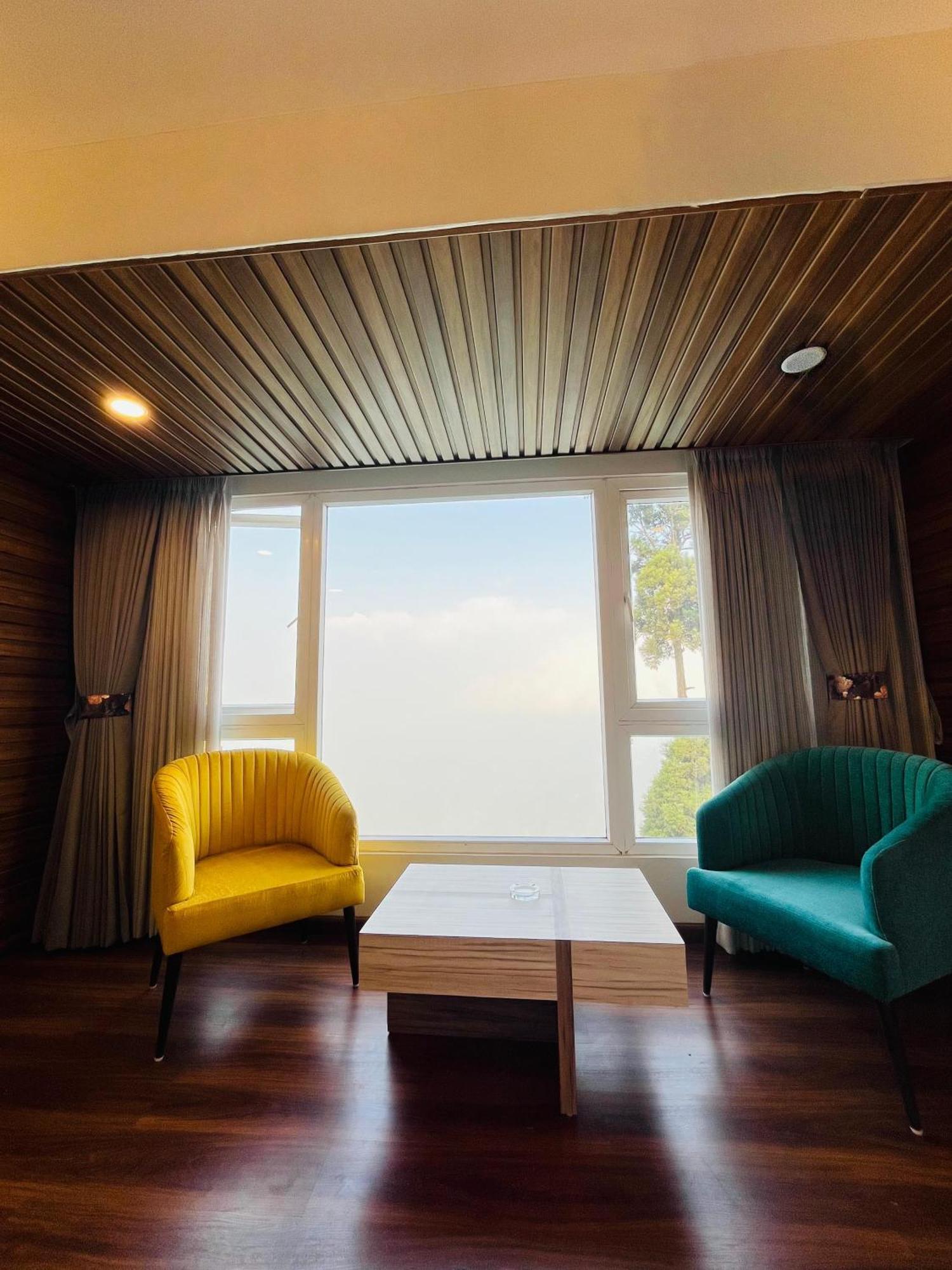 דרג'ילינג Luxury Stay At Hotel Broadway Boutique Mall Road Chowrasta Near Mahakal Temple מראה חיצוני תמונה