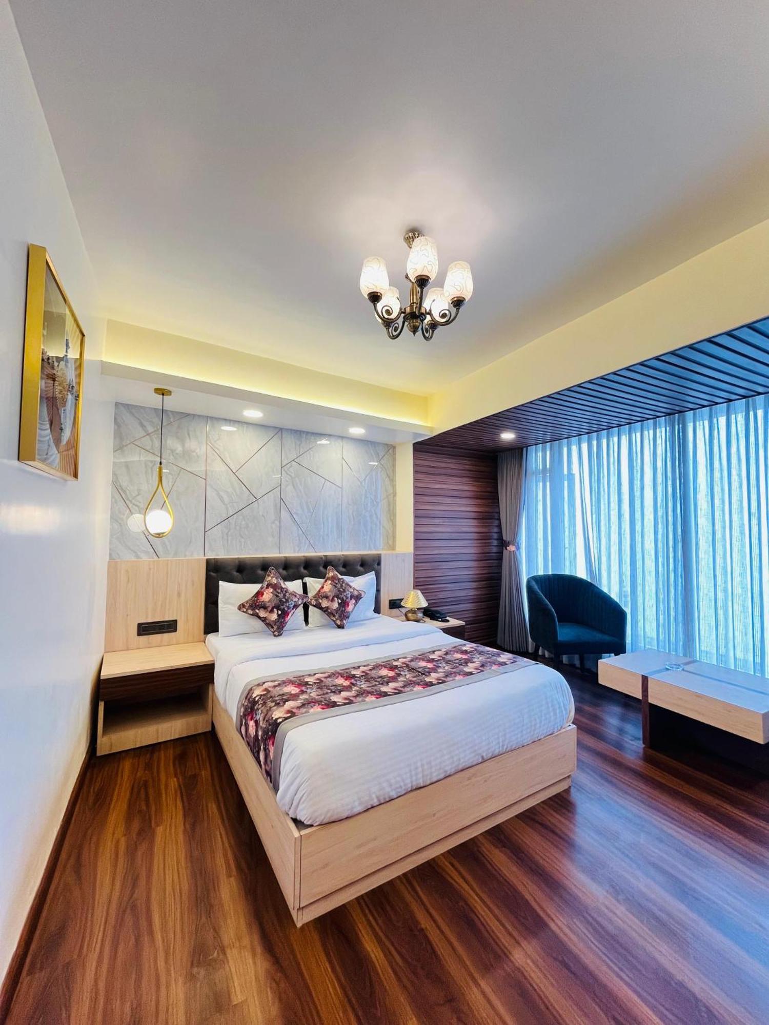 דרג'ילינג Luxury Stay At Hotel Broadway Boutique Mall Road Chowrasta Near Mahakal Temple מראה חיצוני תמונה