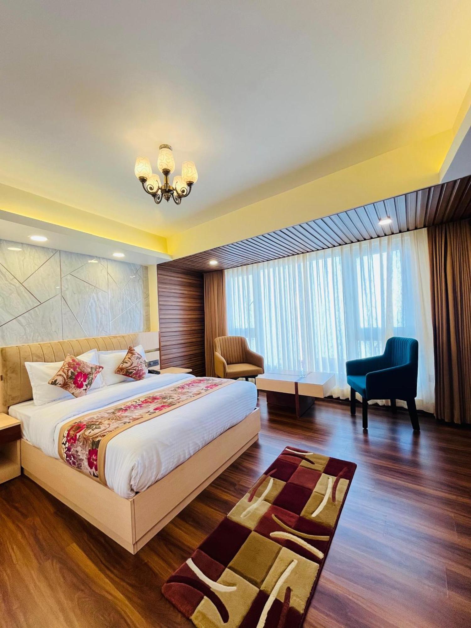 דרג'ילינג Luxury Stay At Hotel Broadway Boutique Mall Road Chowrasta Near Mahakal Temple מראה חיצוני תמונה