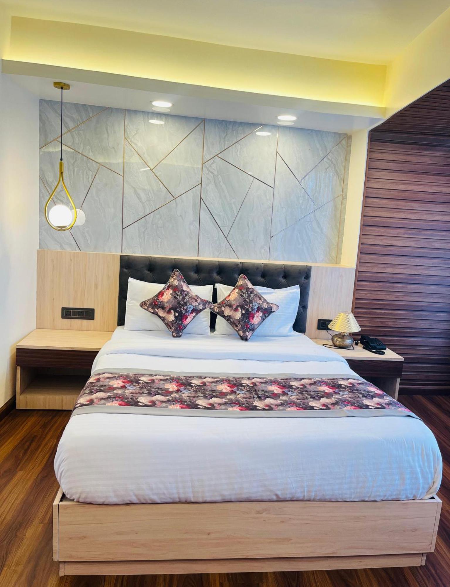 דרג'ילינג Luxury Stay At Hotel Broadway Boutique Mall Road Chowrasta Near Mahakal Temple מראה חיצוני תמונה