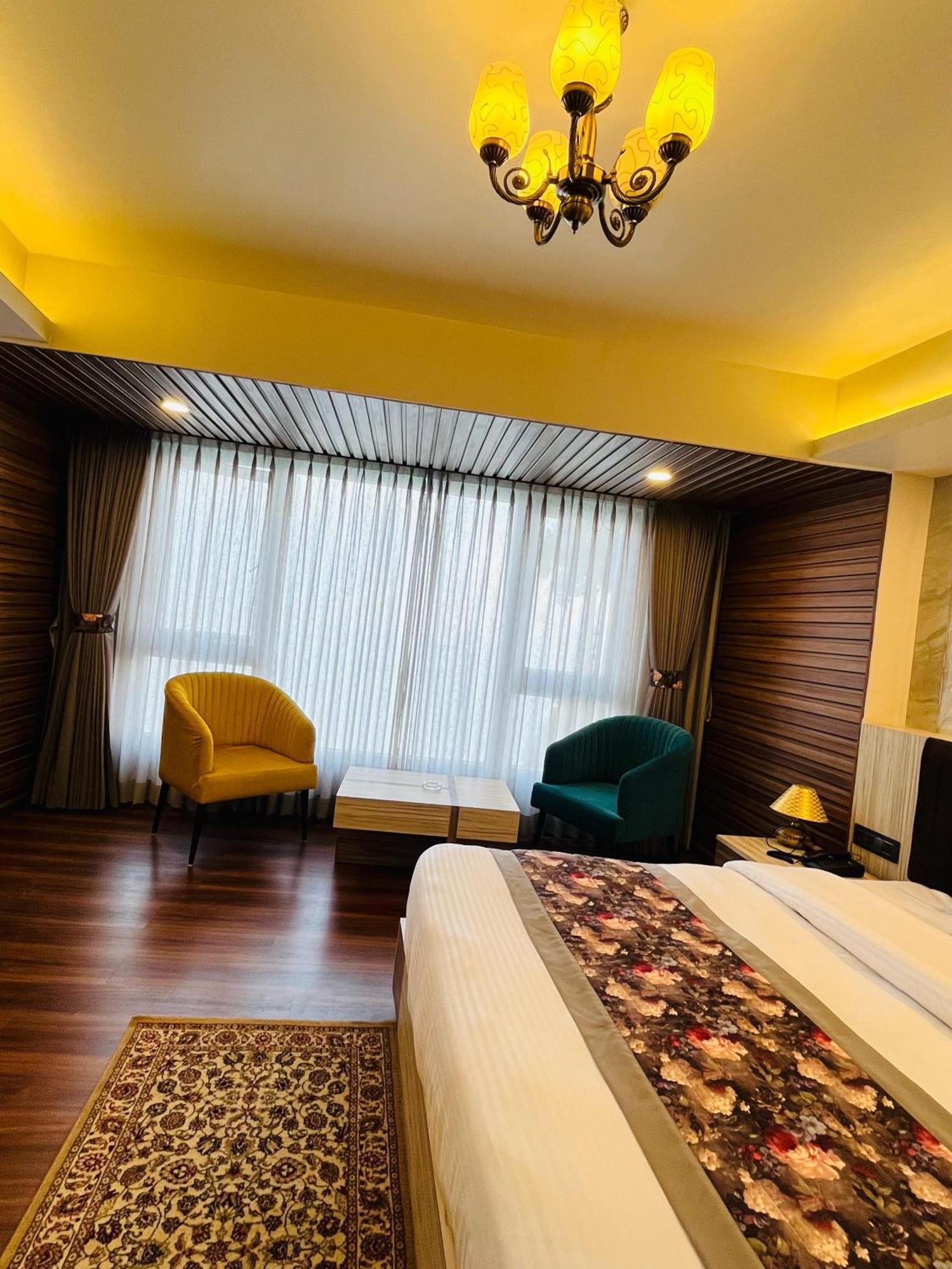 דרג'ילינג Luxury Stay At Hotel Broadway Boutique Mall Road Chowrasta Near Mahakal Temple מראה חיצוני תמונה