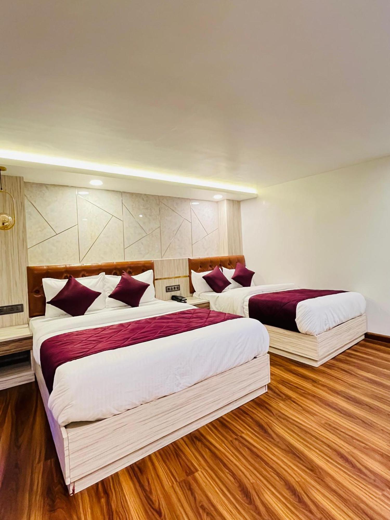 דרג'ילינג Luxury Stay At Hotel Broadway Boutique Mall Road Chowrasta Near Mahakal Temple מראה חיצוני תמונה