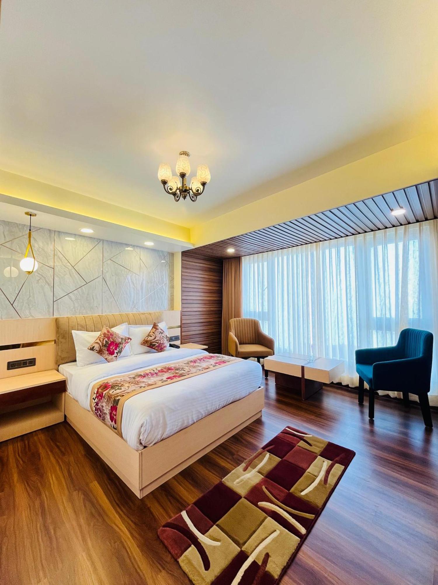 דרג'ילינג Luxury Stay At Hotel Broadway Boutique Mall Road Chowrasta Near Mahakal Temple מראה חיצוני תמונה