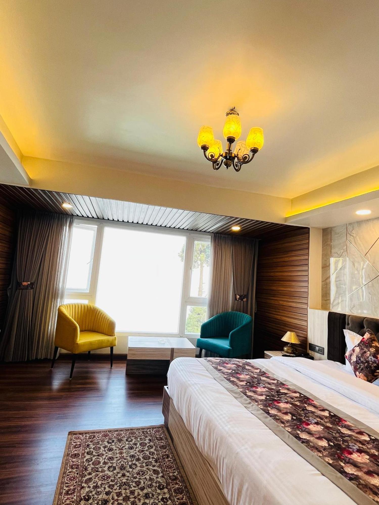 דרג'ילינג Luxury Stay At Hotel Broadway Boutique Mall Road Chowrasta Near Mahakal Temple מראה חיצוני תמונה