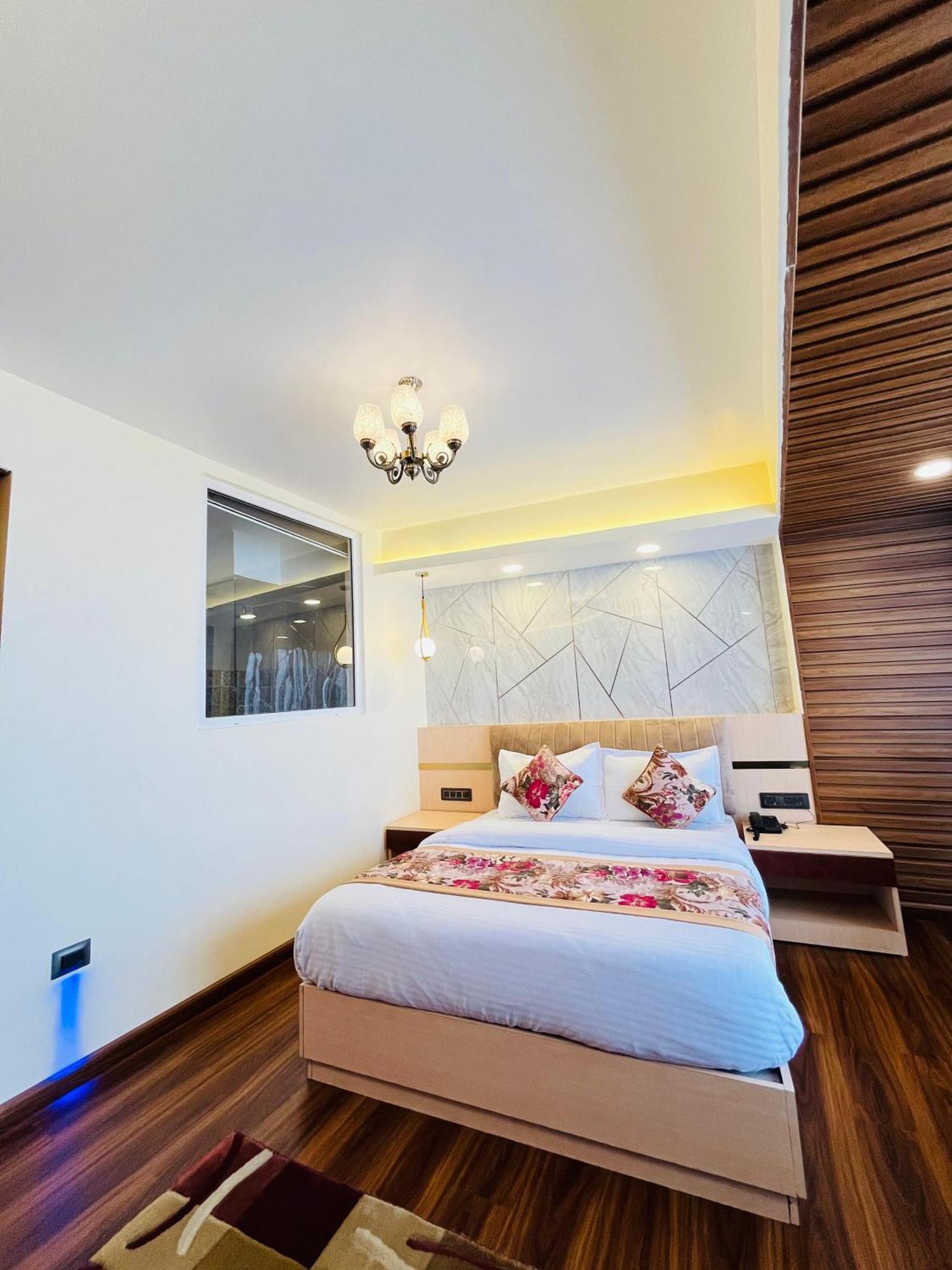 דרג'ילינג Luxury Stay At Hotel Broadway Boutique Mall Road Chowrasta Near Mahakal Temple מראה חיצוני תמונה