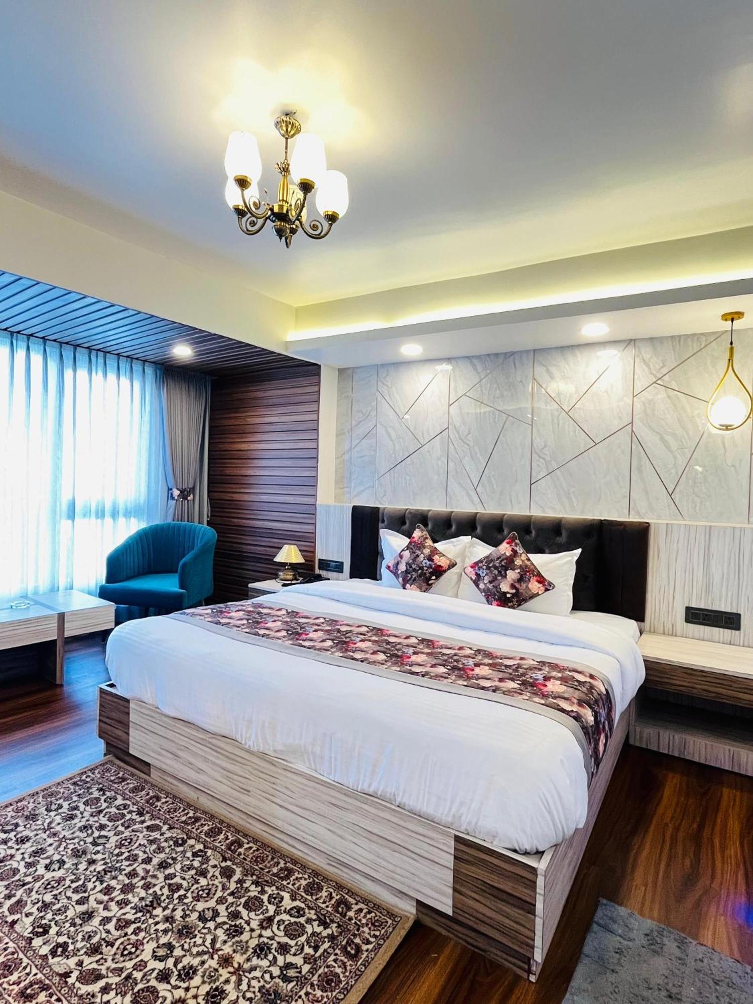 דרג'ילינג Luxury Stay At Hotel Broadway Boutique Mall Road Chowrasta Near Mahakal Temple מראה חיצוני תמונה