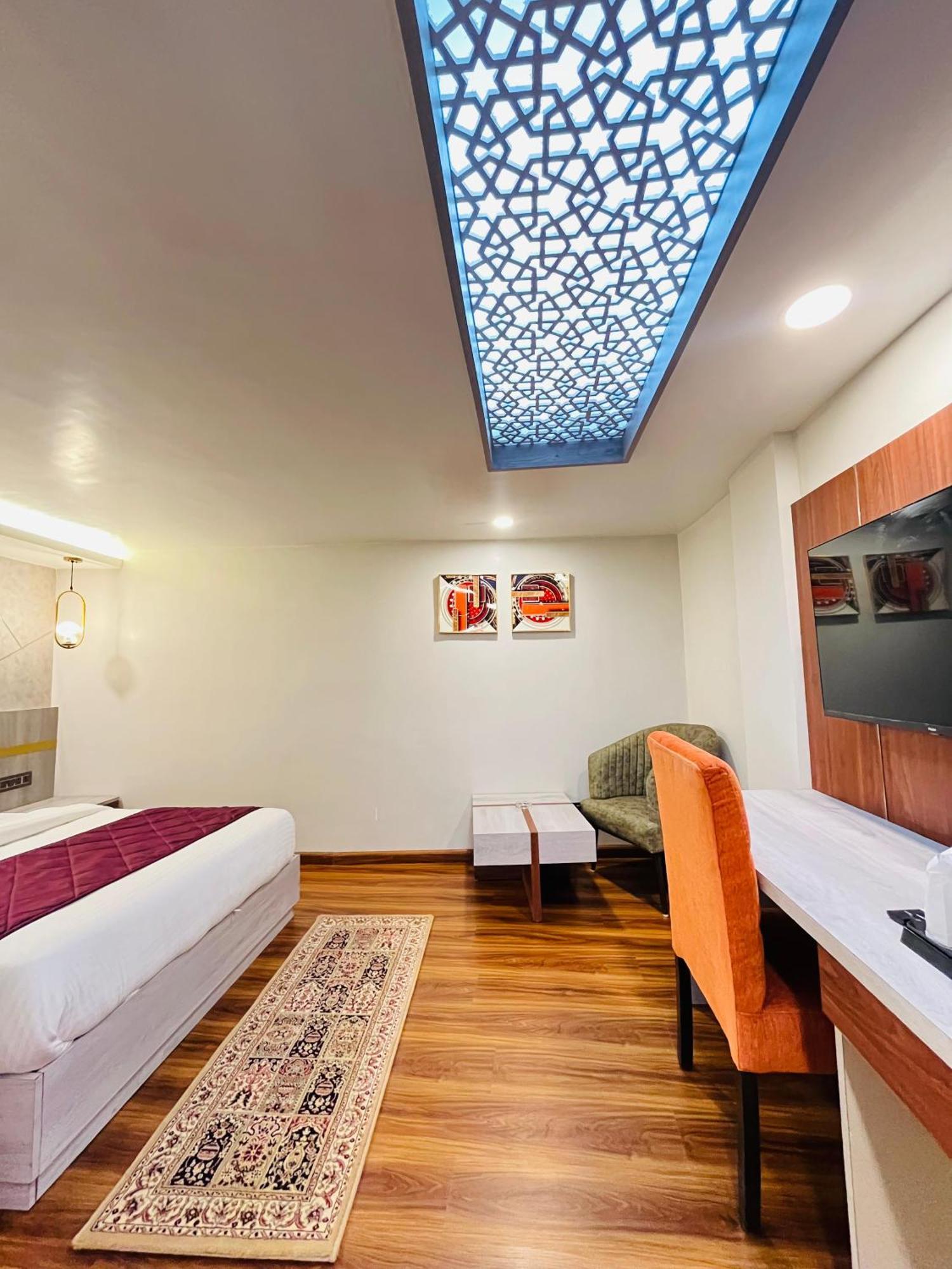 דרג'ילינג Luxury Stay At Hotel Broadway Boutique Mall Road Chowrasta Near Mahakal Temple מראה חיצוני תמונה