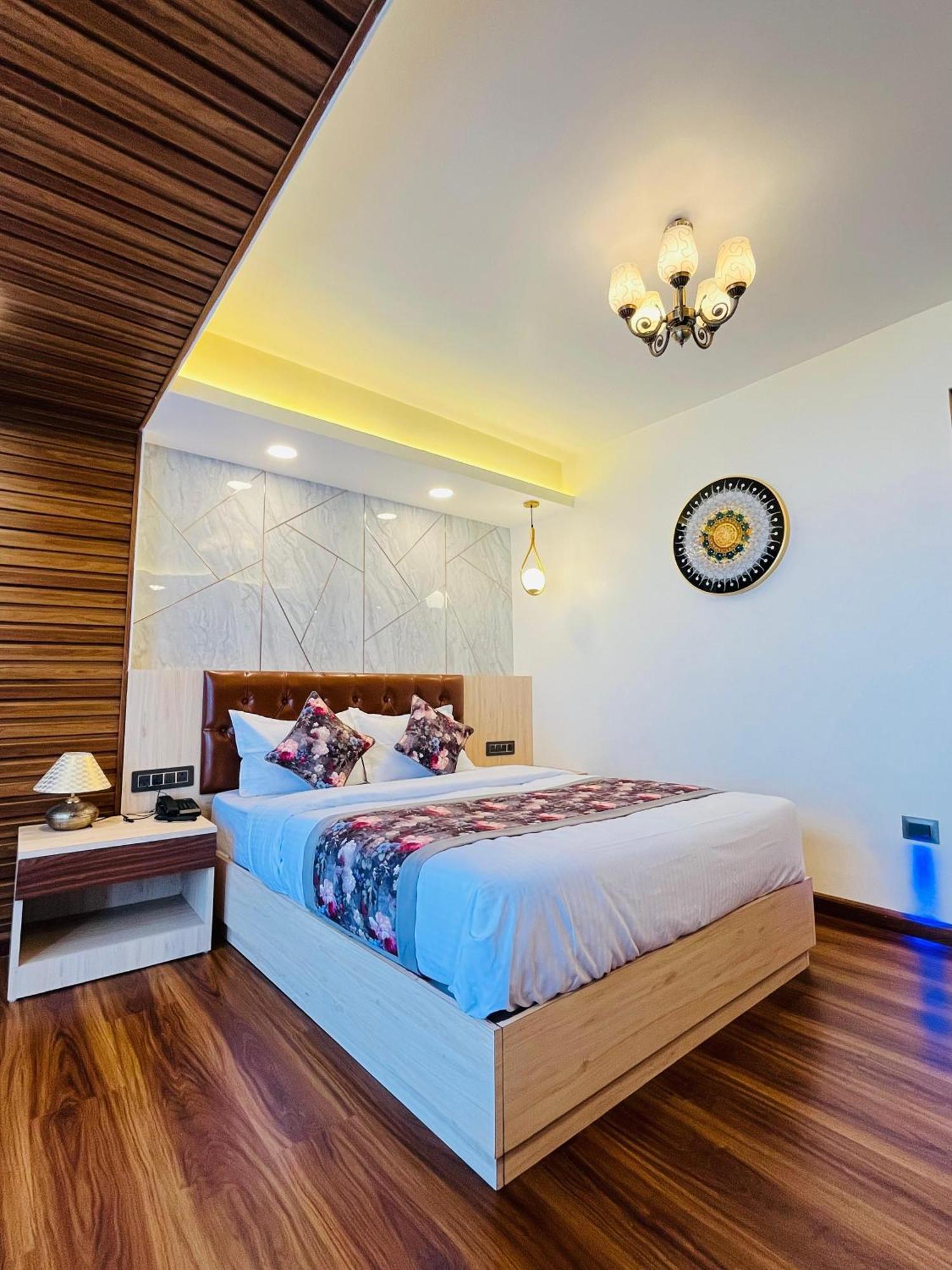דרג'ילינג Luxury Stay At Hotel Broadway Boutique Mall Road Chowrasta Near Mahakal Temple מראה חיצוני תמונה