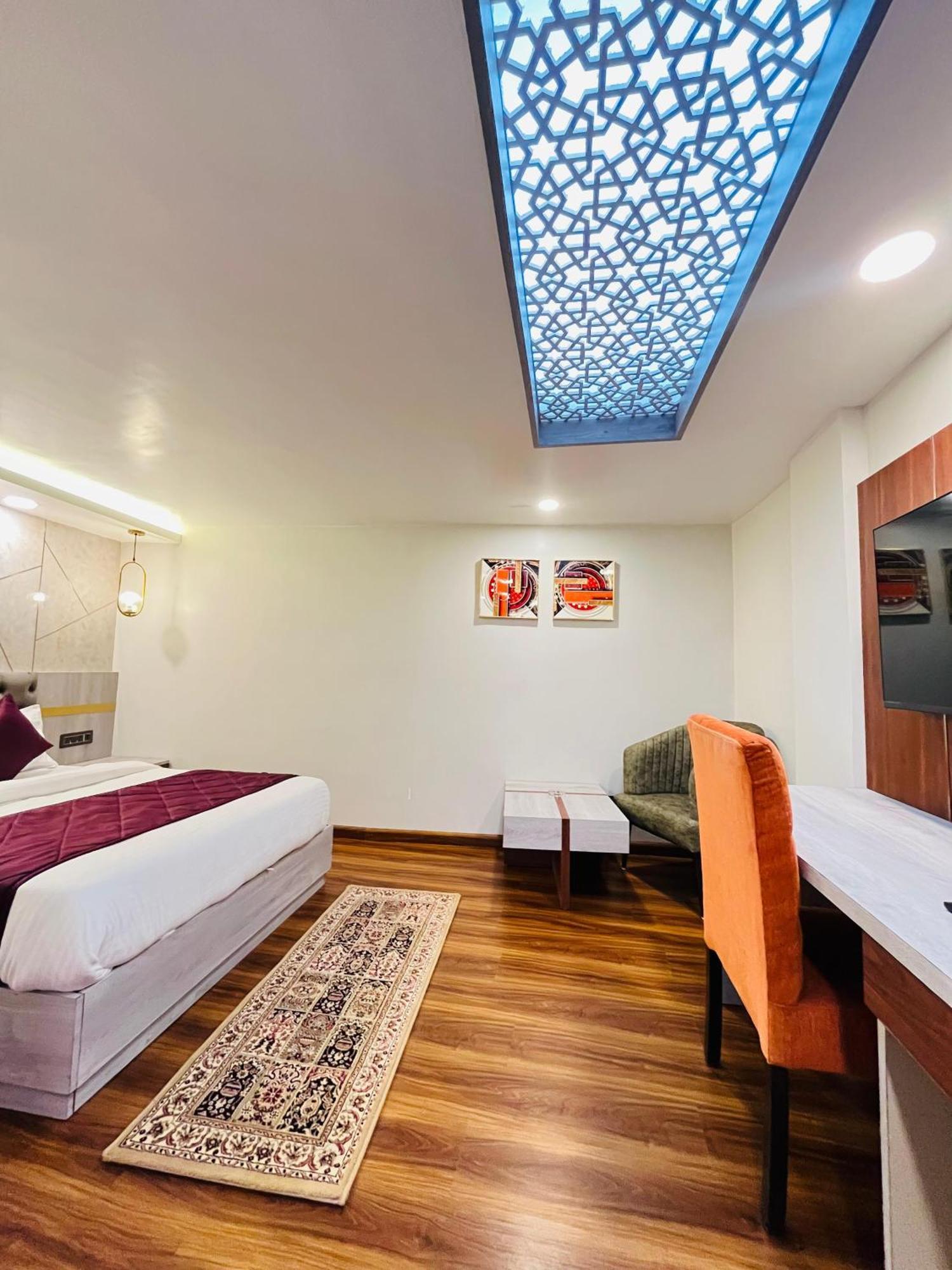 דרג'ילינג Luxury Stay At Hotel Broadway Boutique Mall Road Chowrasta Near Mahakal Temple מראה חיצוני תמונה