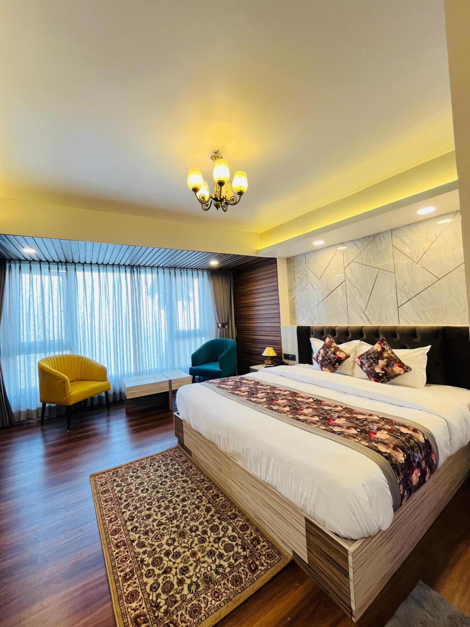 דרג'ילינג Luxury Stay At Hotel Broadway Boutique Mall Road Chowrasta Near Mahakal Temple מראה חיצוני תמונה