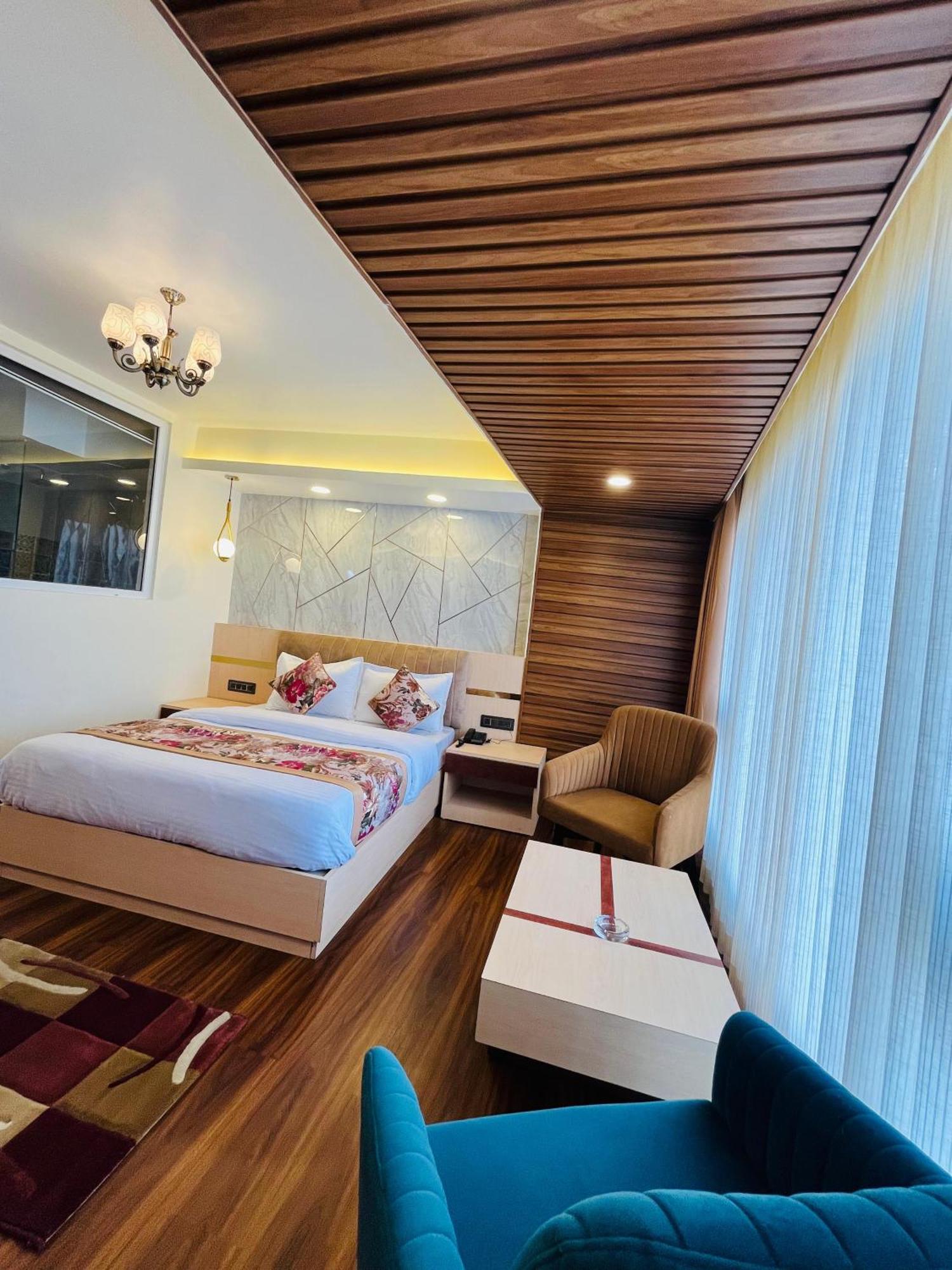 דרג'ילינג Luxury Stay At Hotel Broadway Boutique Mall Road Chowrasta Near Mahakal Temple מראה חיצוני תמונה