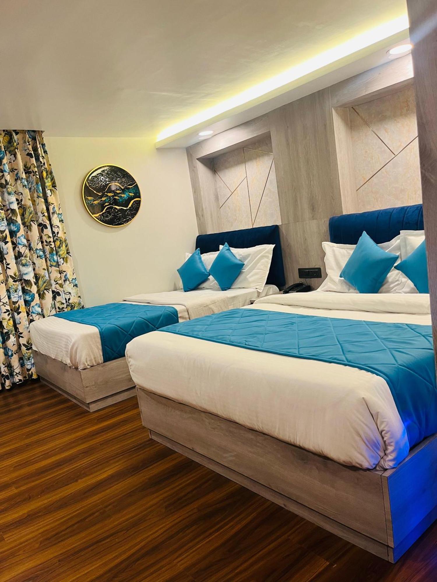 דרג'ילינג Luxury Stay At Hotel Broadway Boutique Mall Road Chowrasta Near Mahakal Temple מראה חיצוני תמונה