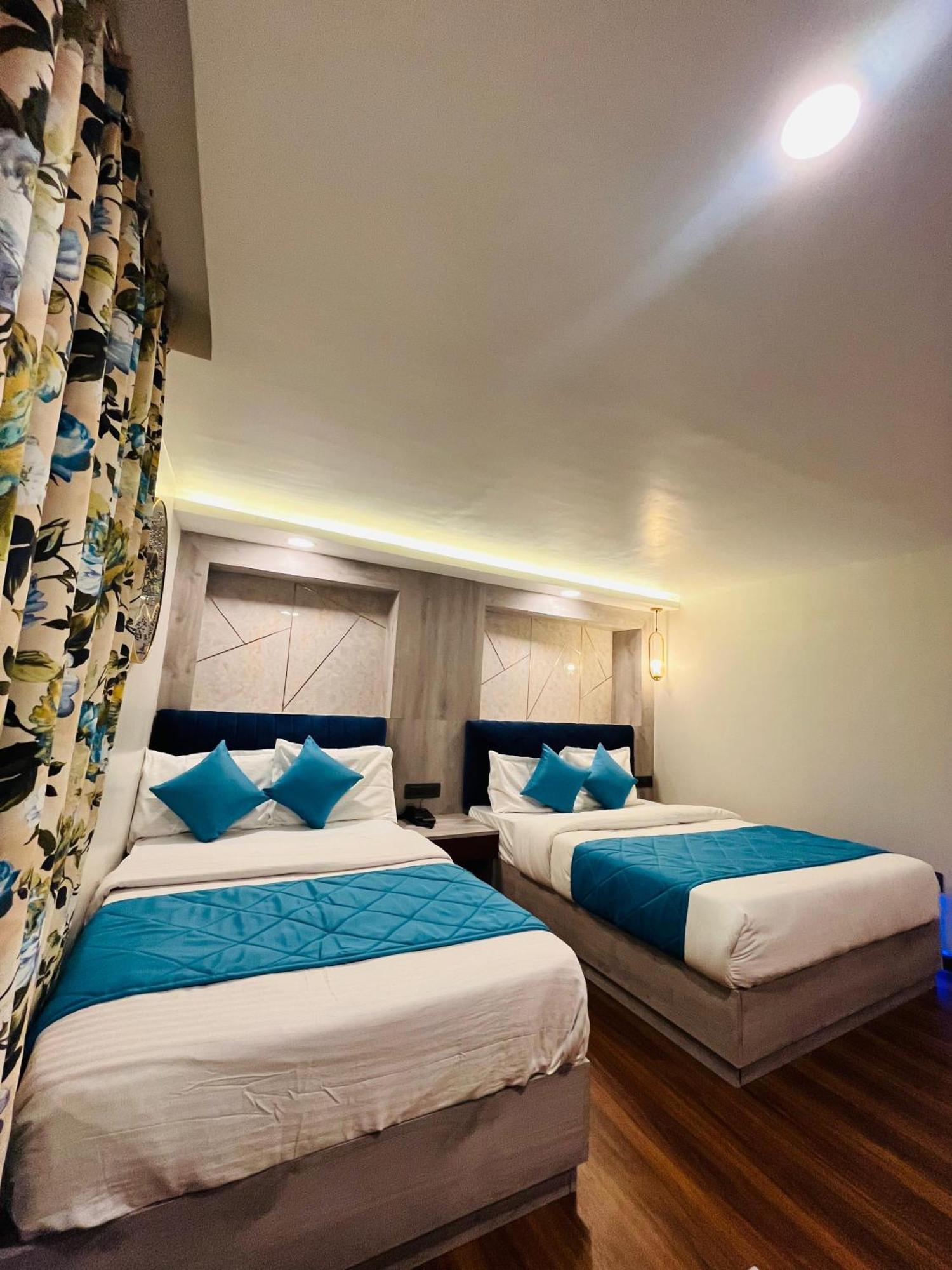 דרג'ילינג Luxury Stay At Hotel Broadway Boutique Mall Road Chowrasta Near Mahakal Temple מראה חיצוני תמונה