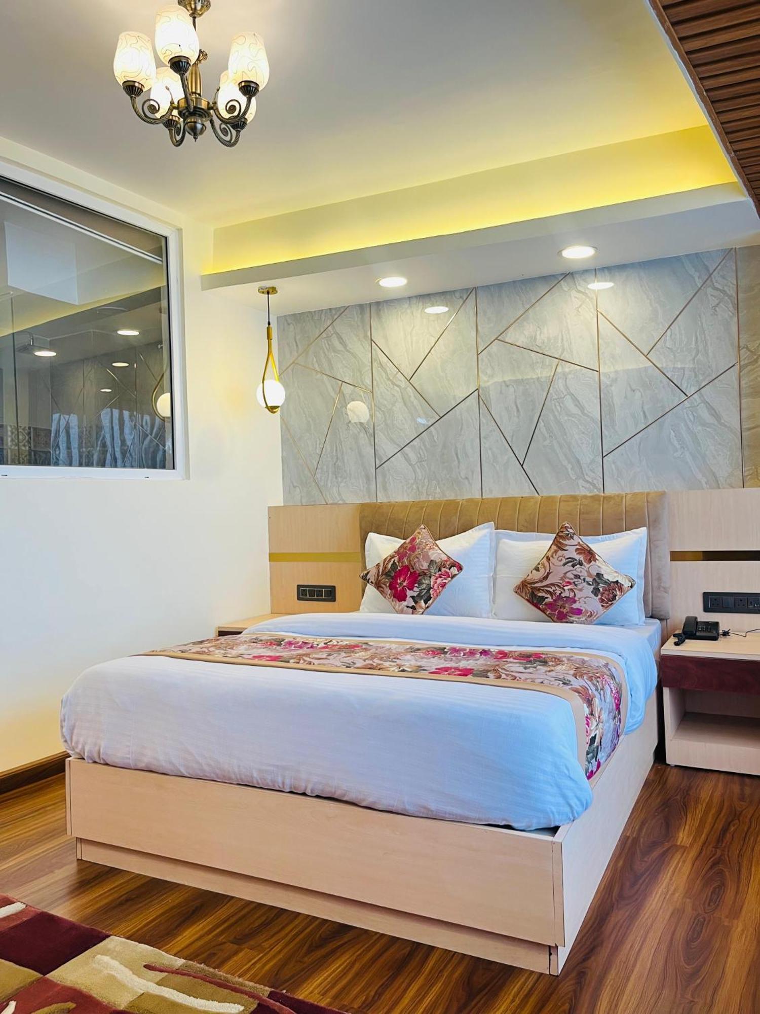 דרג'ילינג Luxury Stay At Hotel Broadway Boutique Mall Road Chowrasta Near Mahakal Temple מראה חיצוני תמונה