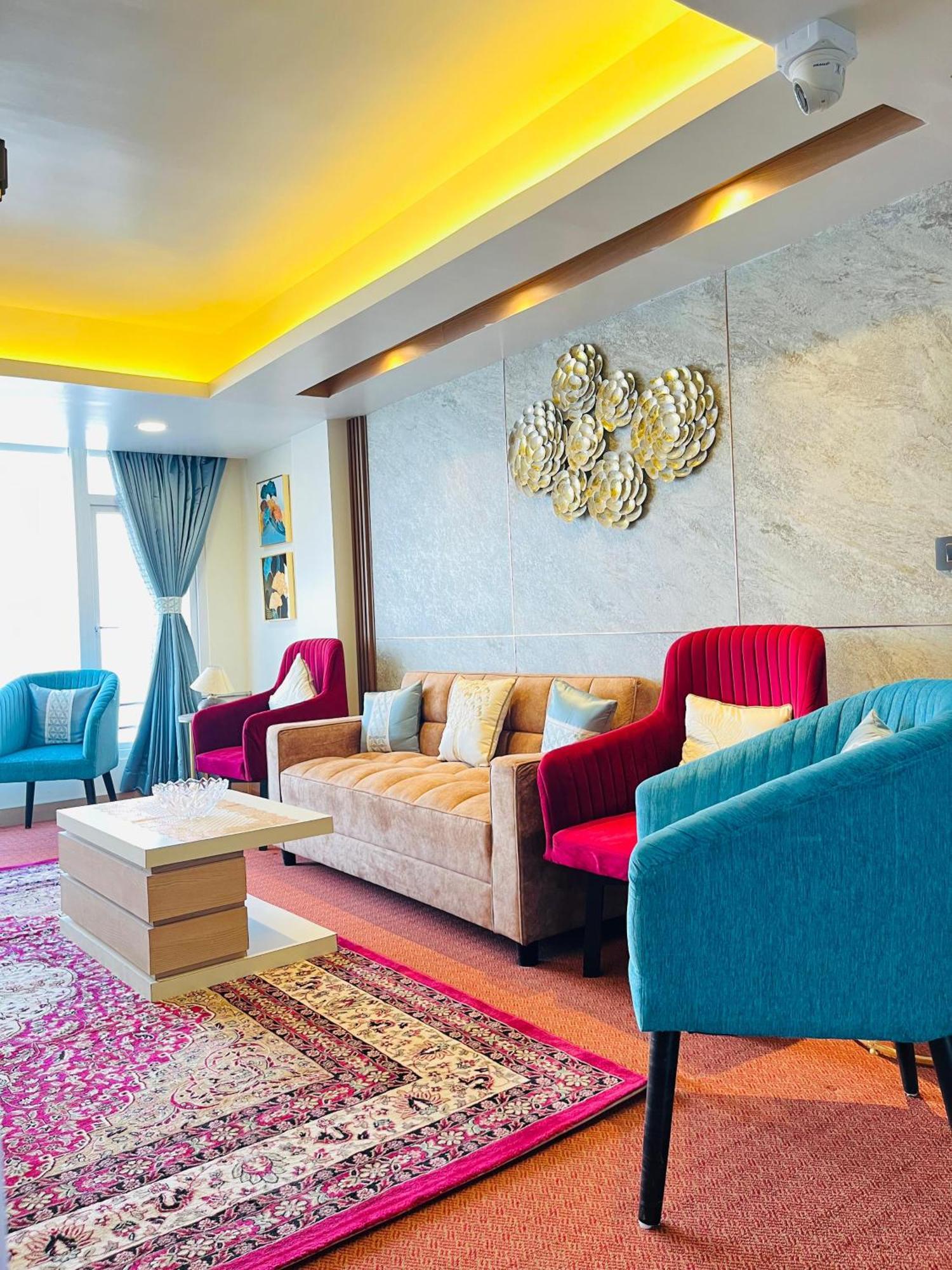 דרג'ילינג Luxury Stay At Hotel Broadway Boutique Mall Road Chowrasta Near Mahakal Temple מראה חיצוני תמונה