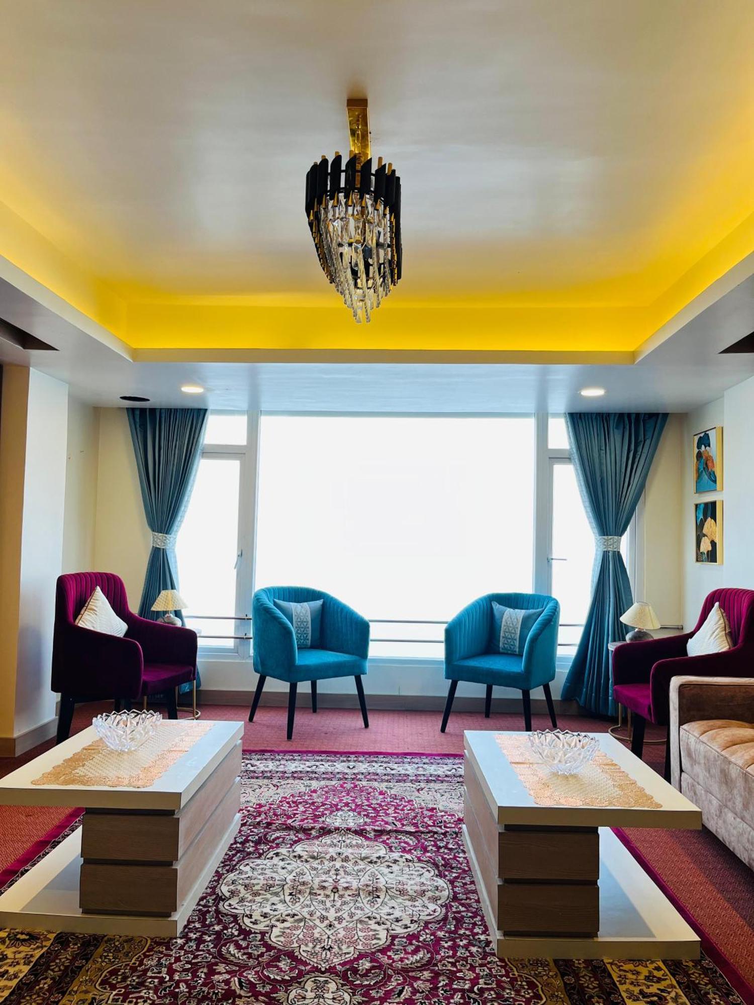 דרג'ילינג Luxury Stay At Hotel Broadway Boutique Mall Road Chowrasta Near Mahakal Temple מראה חיצוני תמונה