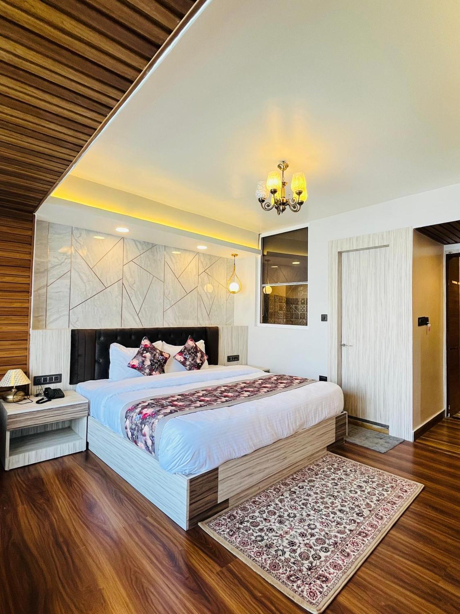 דרג'ילינג Luxury Stay At Hotel Broadway Boutique Mall Road Chowrasta Near Mahakal Temple מראה חיצוני תמונה
