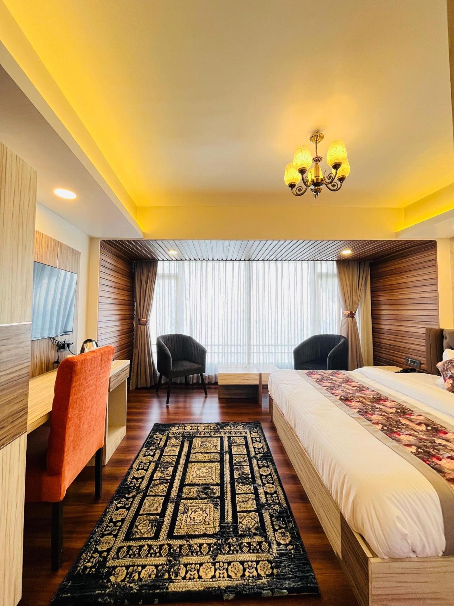דרג'ילינג Luxury Stay At Hotel Broadway Boutique Mall Road Chowrasta Near Mahakal Temple מראה חיצוני תמונה