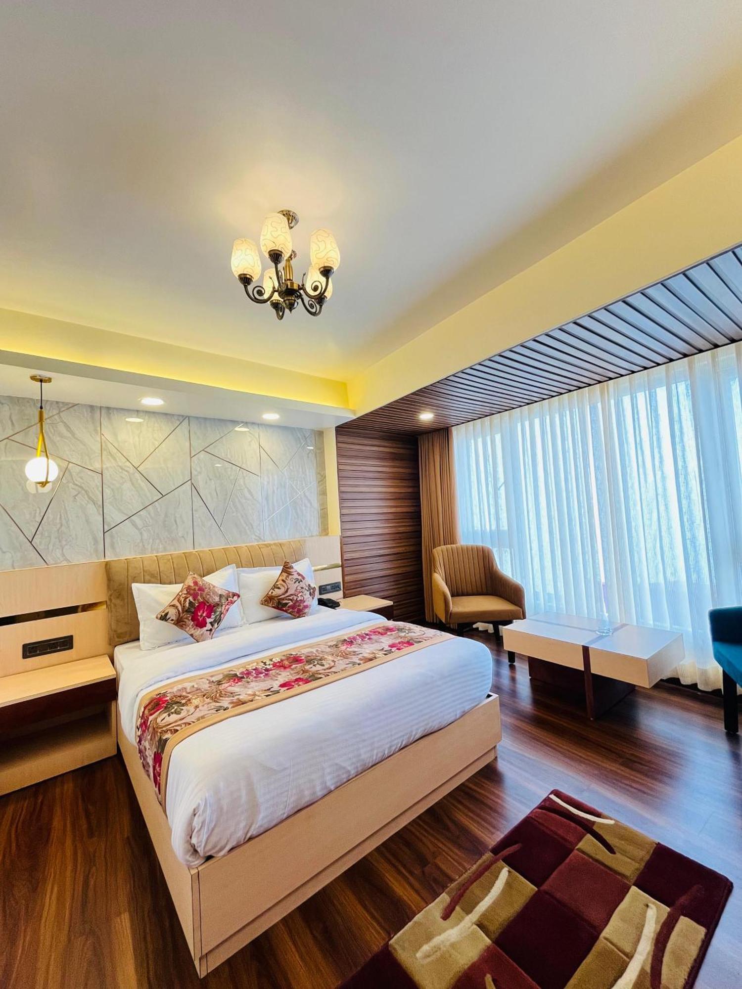 דרג'ילינג Luxury Stay At Hotel Broadway Boutique Mall Road Chowrasta Near Mahakal Temple מראה חיצוני תמונה