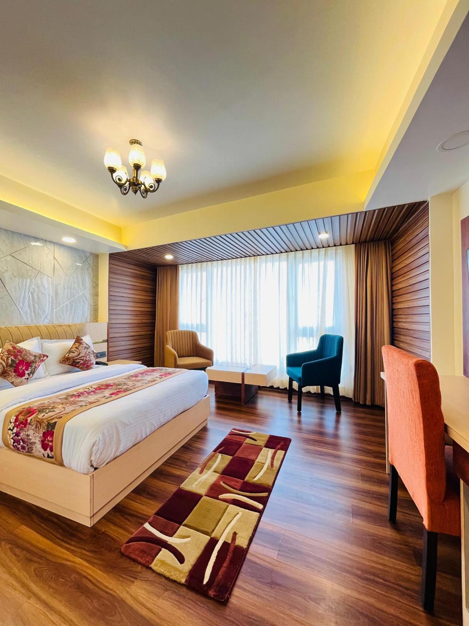 דרג'ילינג Luxury Stay At Hotel Broadway Boutique Mall Road Chowrasta Near Mahakal Temple מראה חיצוני תמונה