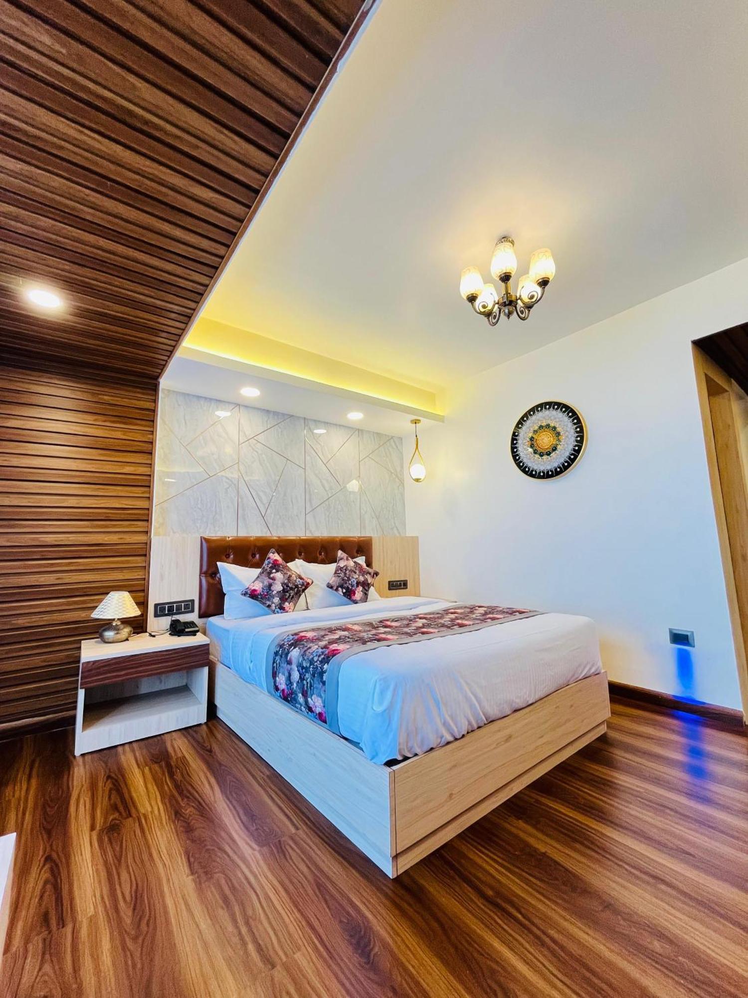 דרג'ילינג Luxury Stay At Hotel Broadway Boutique Mall Road Chowrasta Near Mahakal Temple מראה חיצוני תמונה