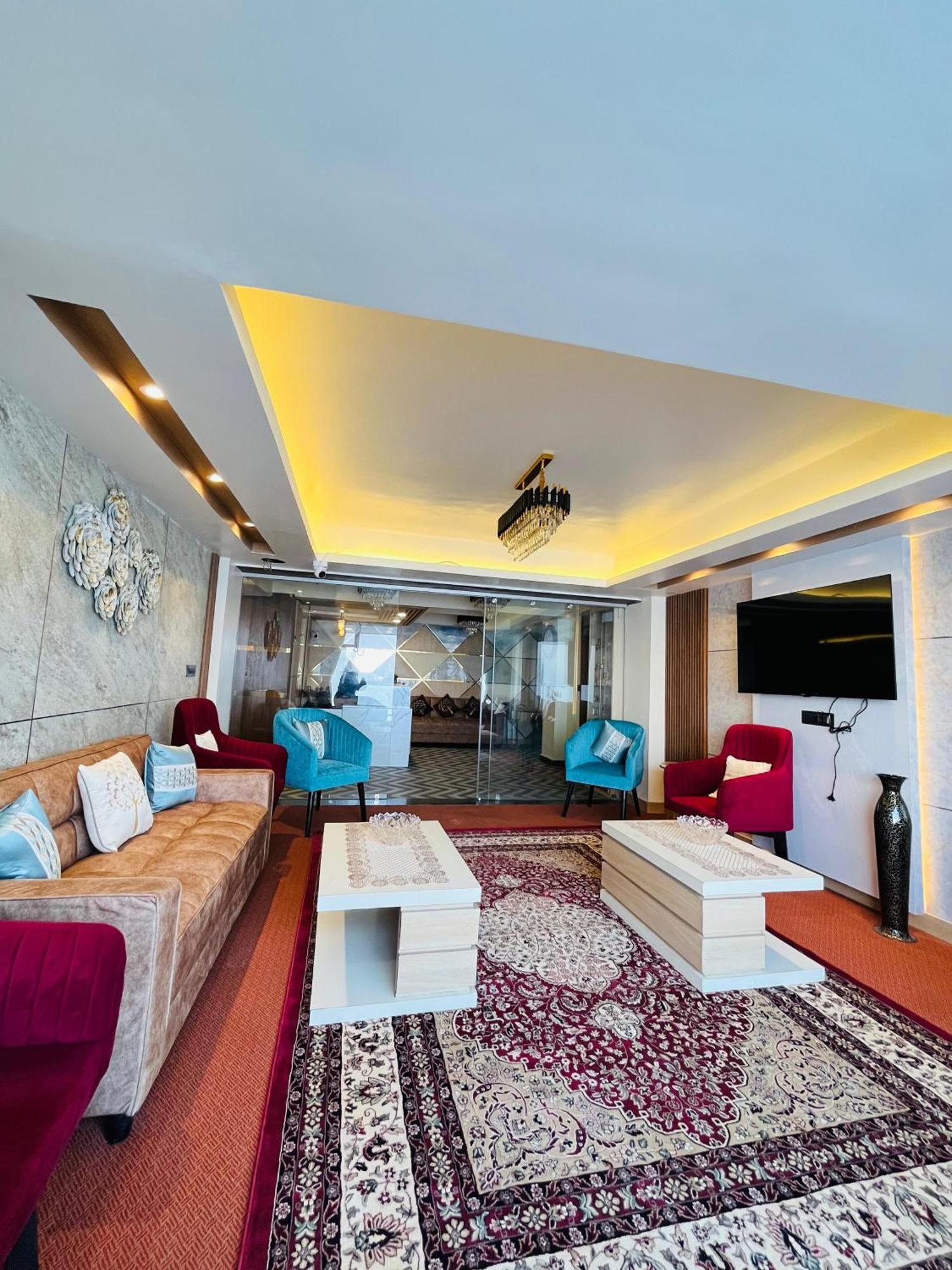דרג'ילינג Luxury Stay At Hotel Broadway Boutique Mall Road Chowrasta Near Mahakal Temple מראה חיצוני תמונה