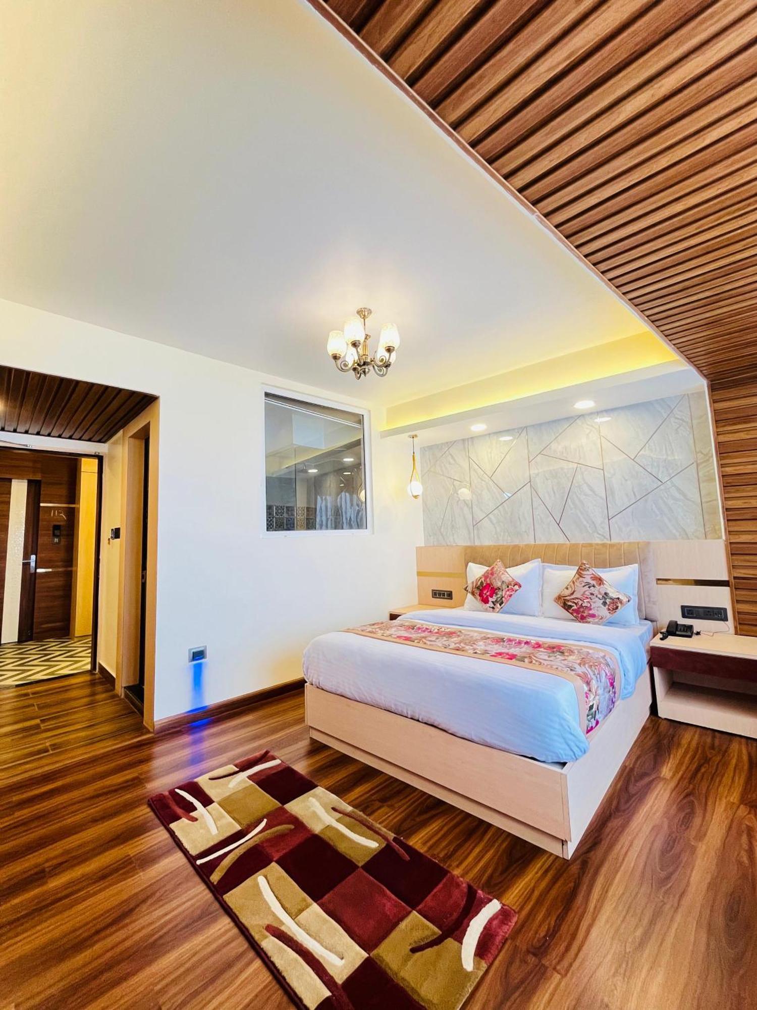 דרג'ילינג Luxury Stay At Hotel Broadway Boutique Mall Road Chowrasta Near Mahakal Temple מראה חיצוני תמונה