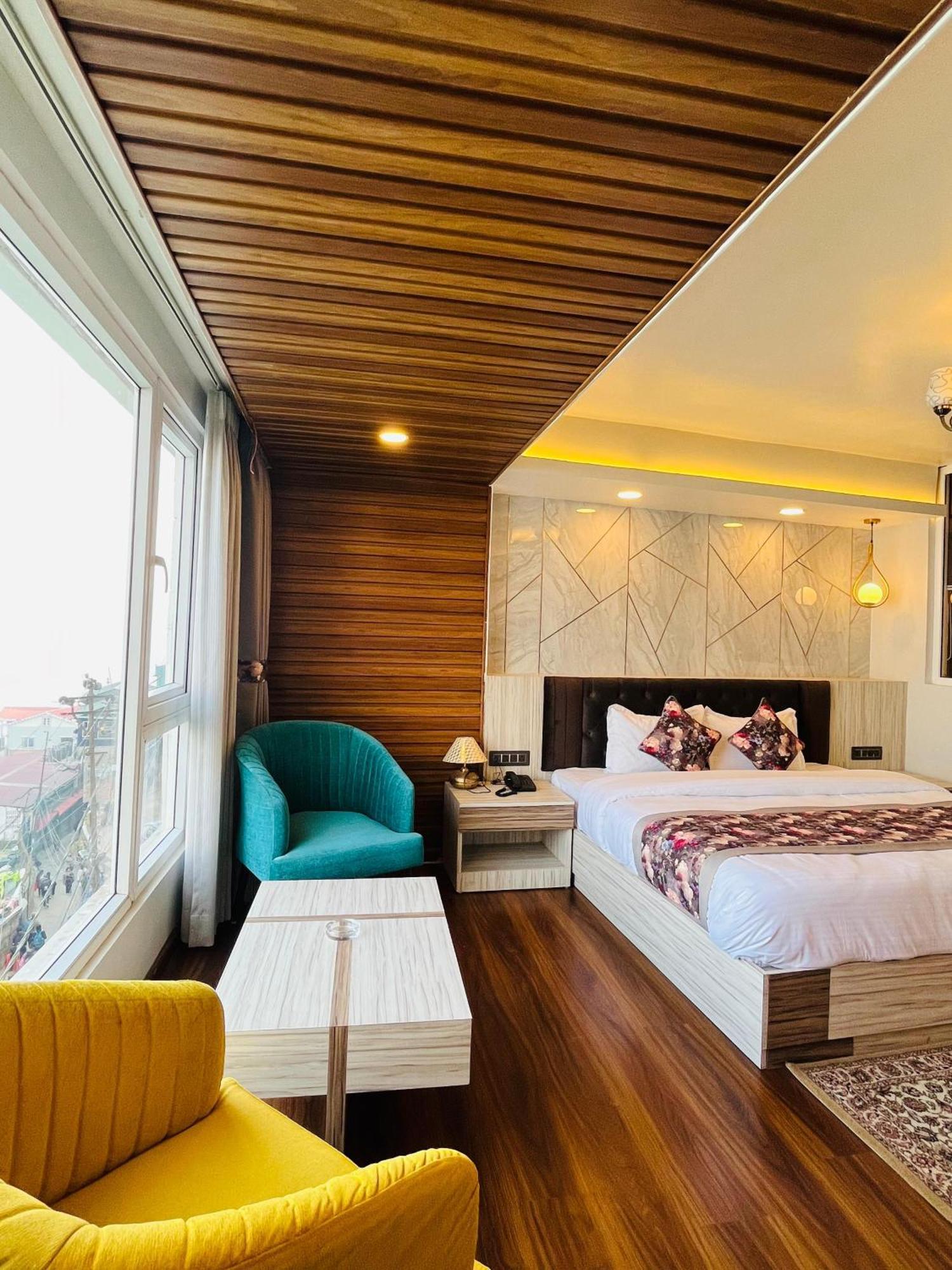 דרג'ילינג Luxury Stay At Hotel Broadway Boutique Mall Road Chowrasta Near Mahakal Temple מראה חיצוני תמונה