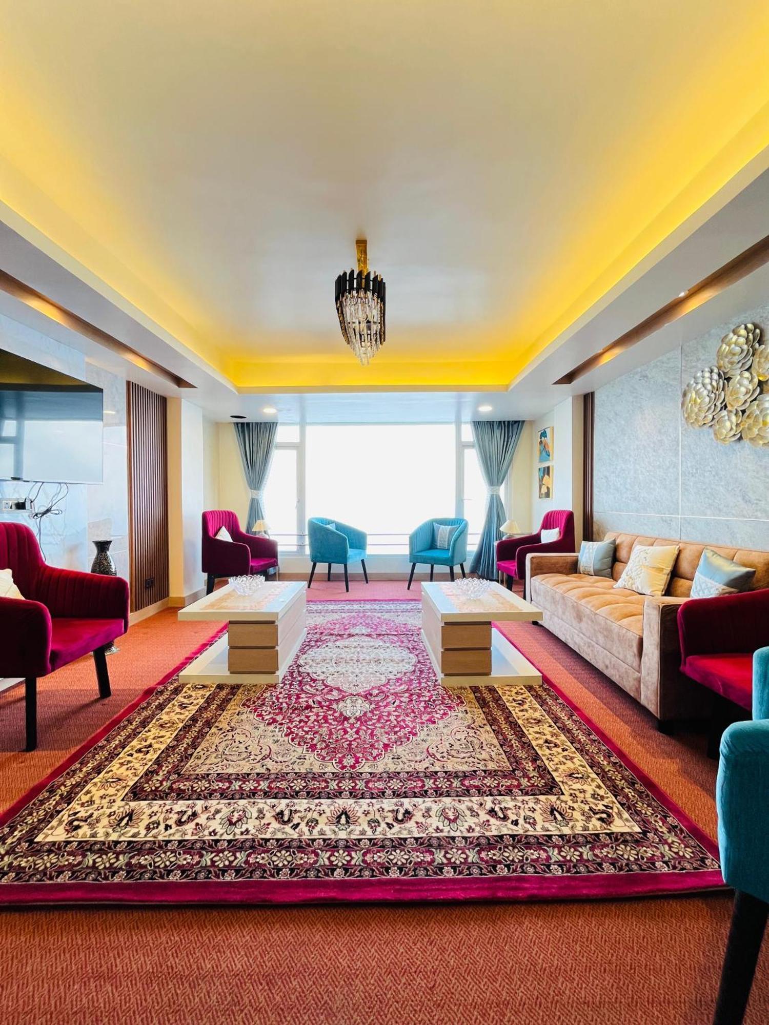 דרג'ילינג Luxury Stay At Hotel Broadway Boutique Mall Road Chowrasta Near Mahakal Temple מראה חיצוני תמונה