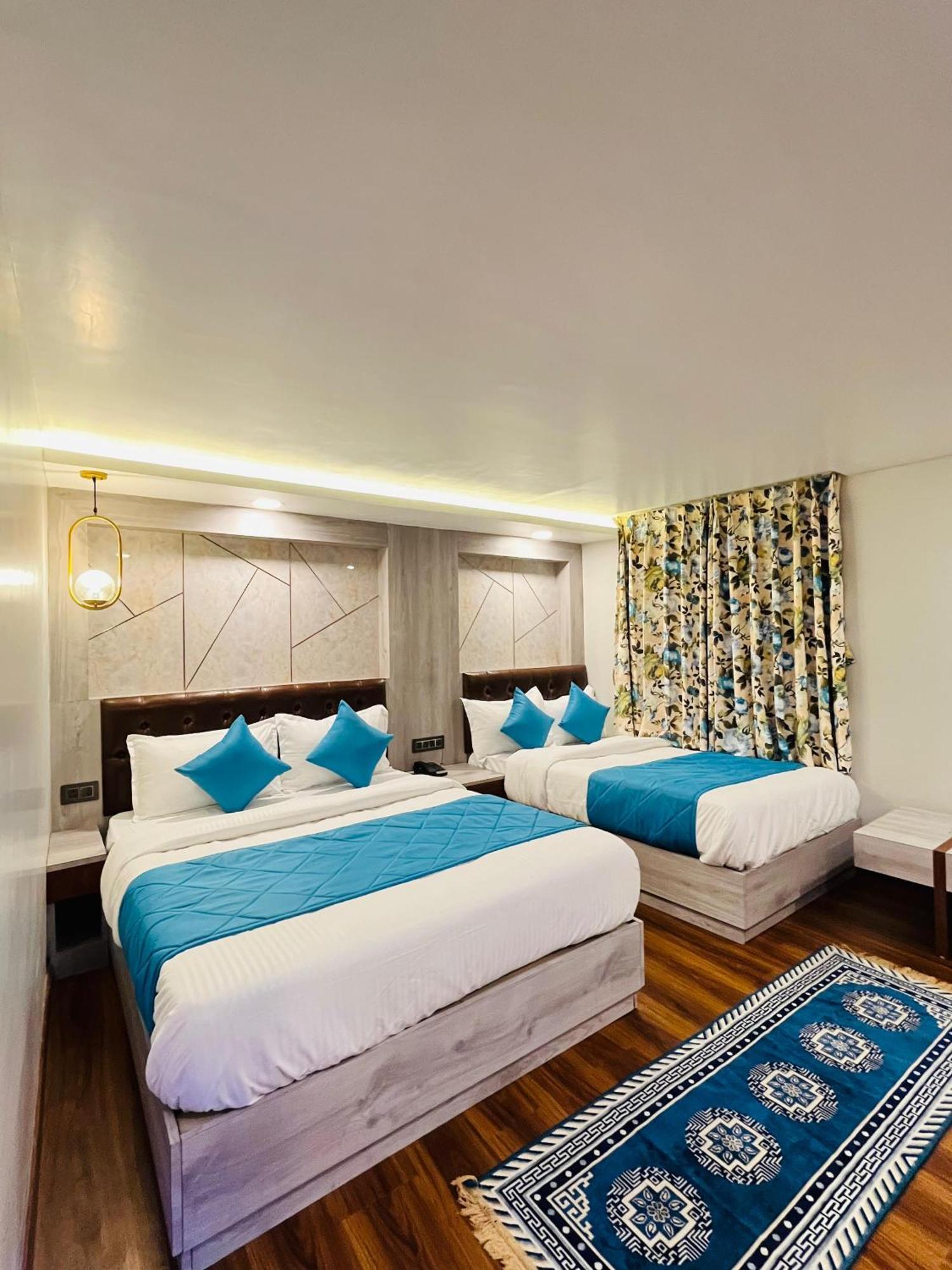 דרג'ילינג Luxury Stay At Hotel Broadway Boutique Mall Road Chowrasta Near Mahakal Temple מראה חיצוני תמונה