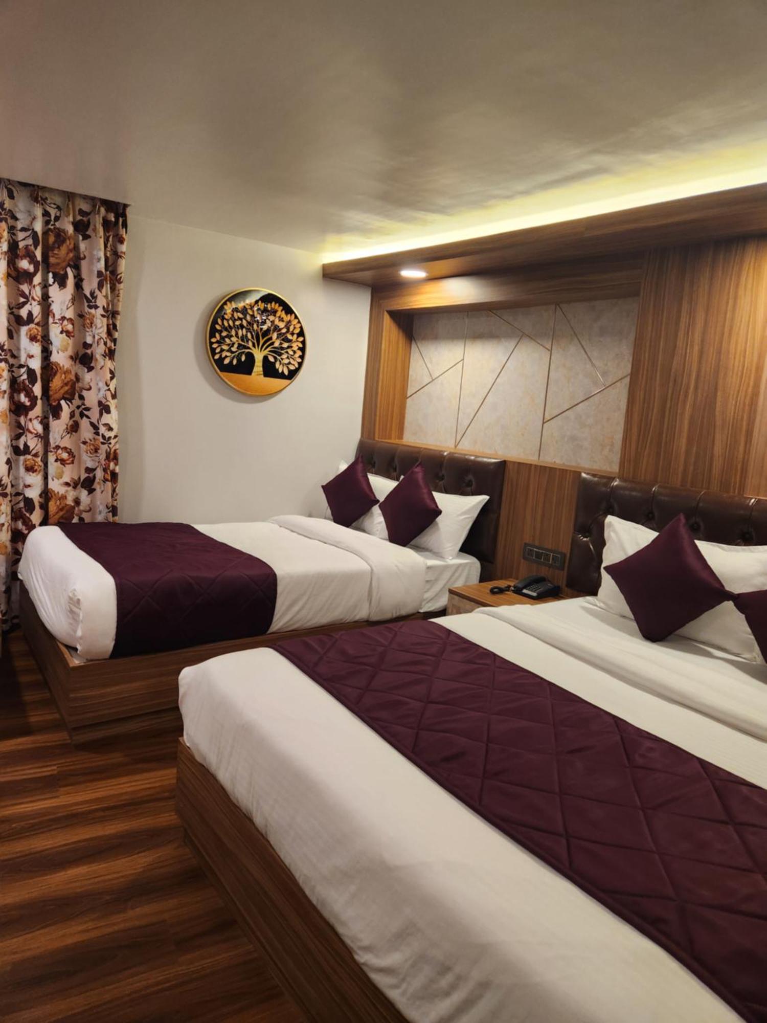 דרג'ילינג Luxury Stay At Hotel Broadway Boutique Mall Road Chowrasta Near Mahakal Temple מראה חיצוני תמונה