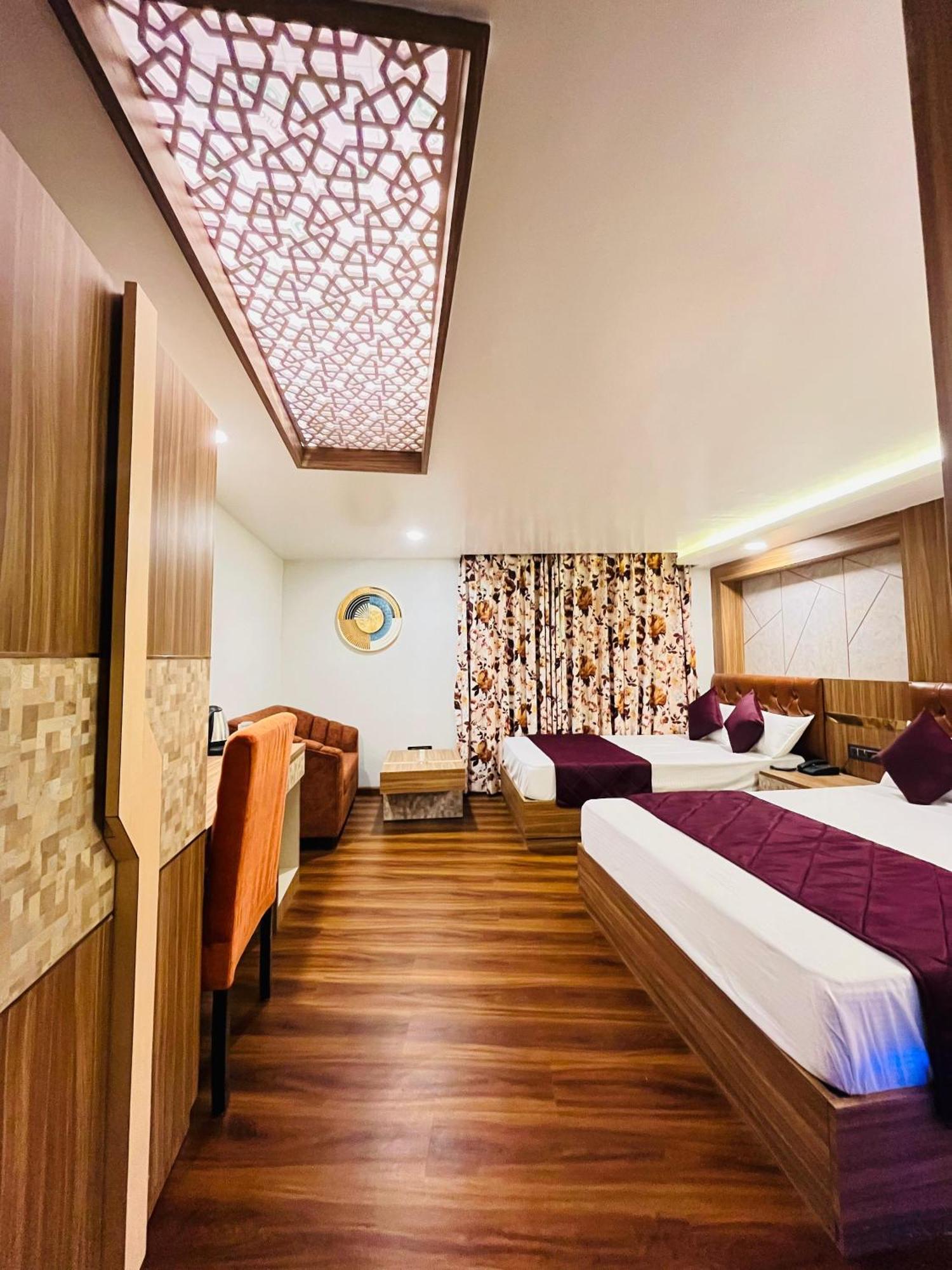 דרג'ילינג Luxury Stay At Hotel Broadway Boutique Mall Road Chowrasta Near Mahakal Temple מראה חיצוני תמונה