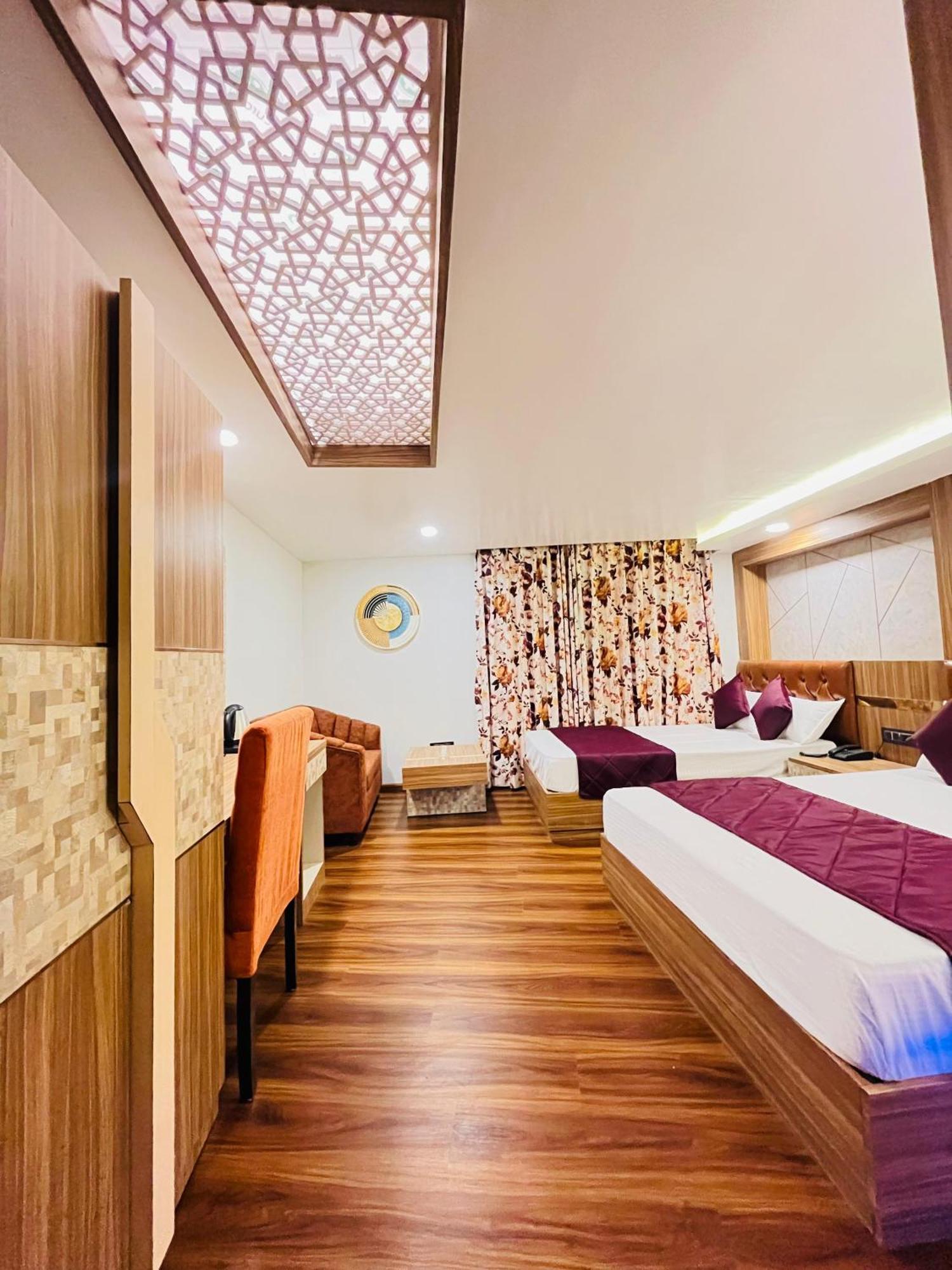 דרג'ילינג Luxury Stay At Hotel Broadway Boutique Mall Road Chowrasta Near Mahakal Temple מראה חיצוני תמונה