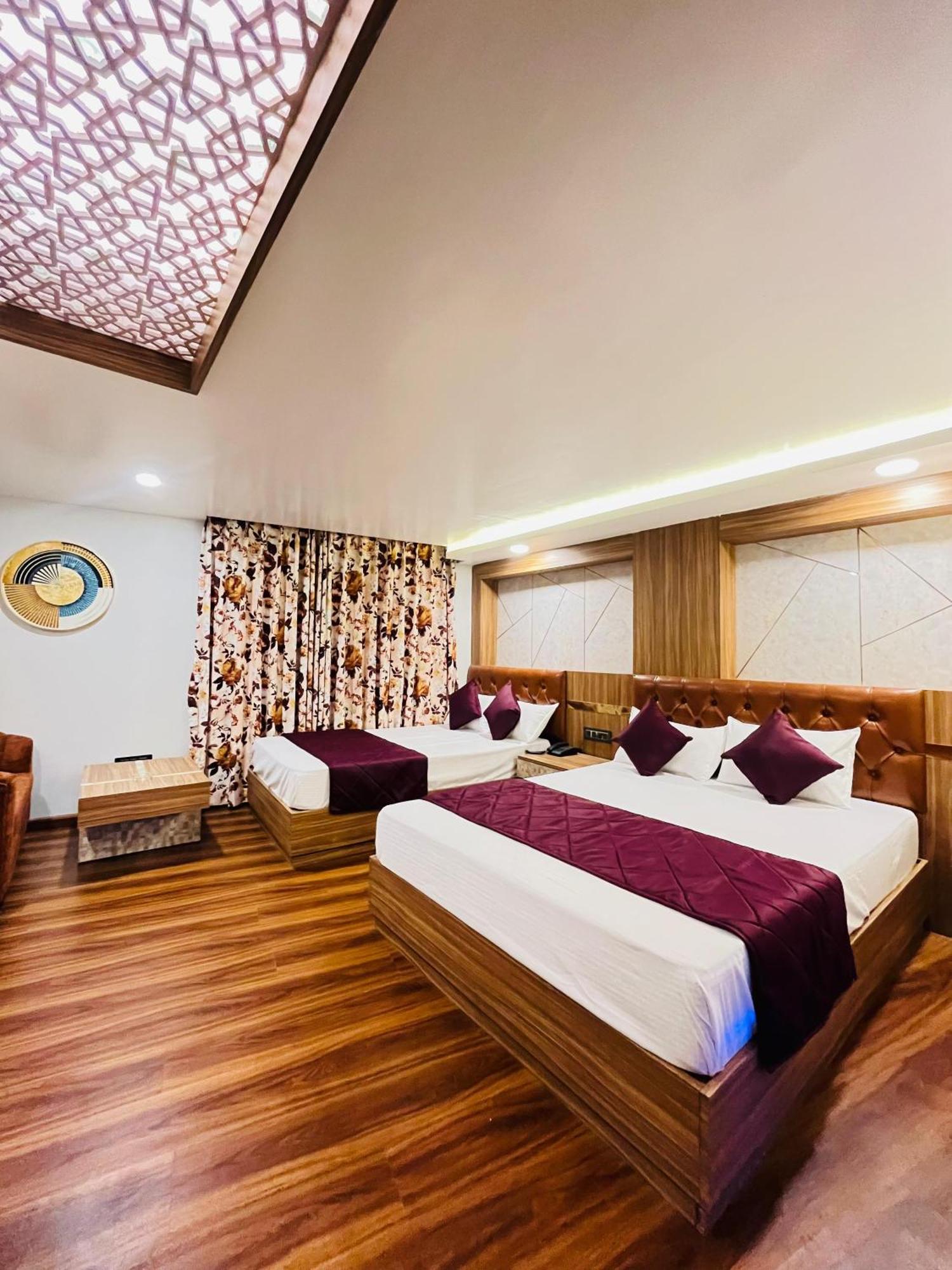דרג'ילינג Luxury Stay At Hotel Broadway Boutique Mall Road Chowrasta Near Mahakal Temple מראה חיצוני תמונה