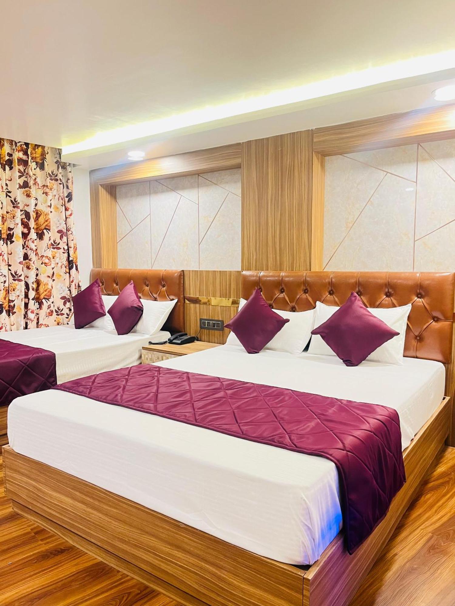 דרג'ילינג Luxury Stay At Hotel Broadway Boutique Mall Road Chowrasta Near Mahakal Temple מראה חיצוני תמונה