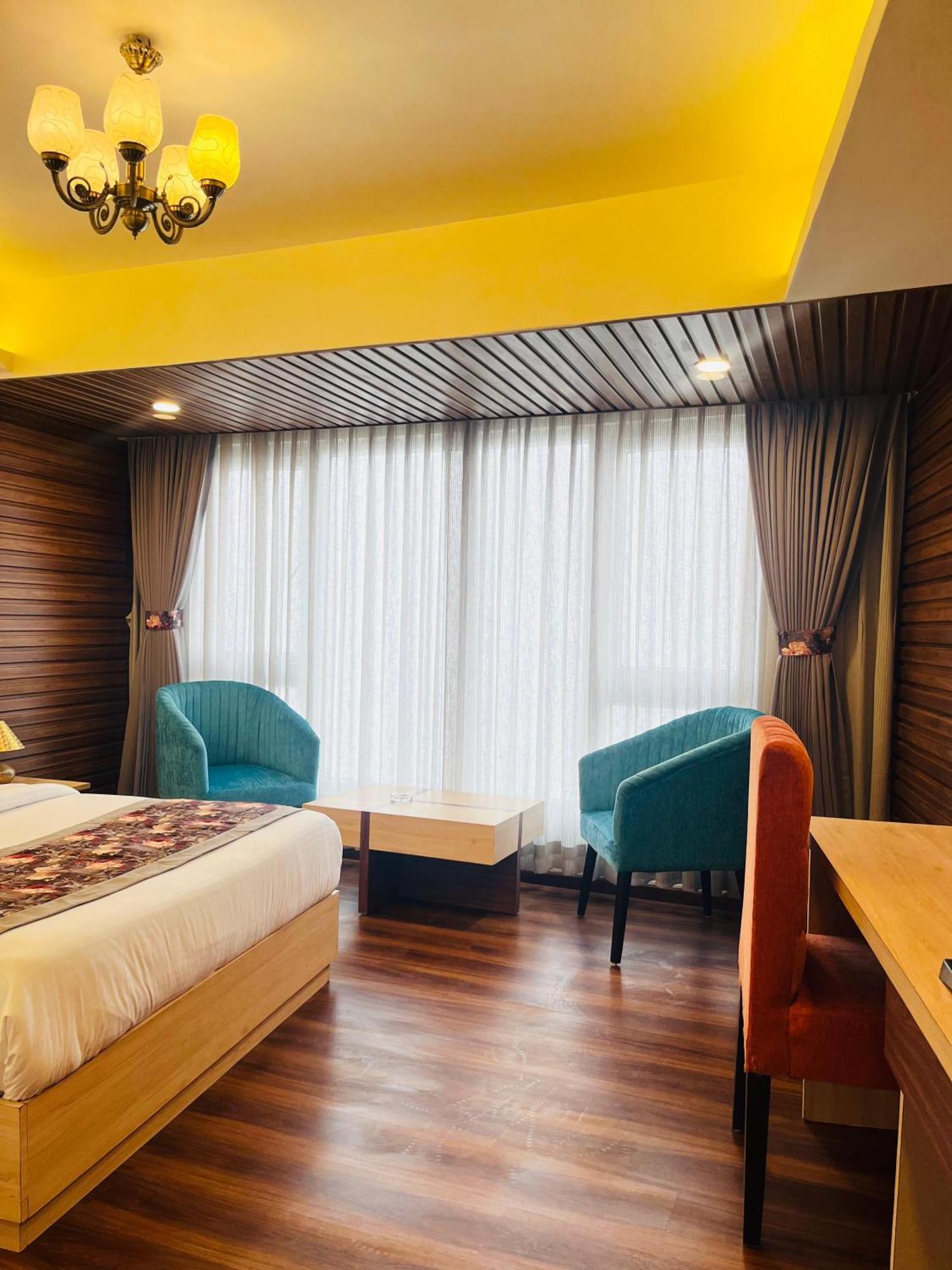 דרג'ילינג Luxury Stay At Hotel Broadway Boutique Mall Road Chowrasta Near Mahakal Temple מראה חיצוני תמונה