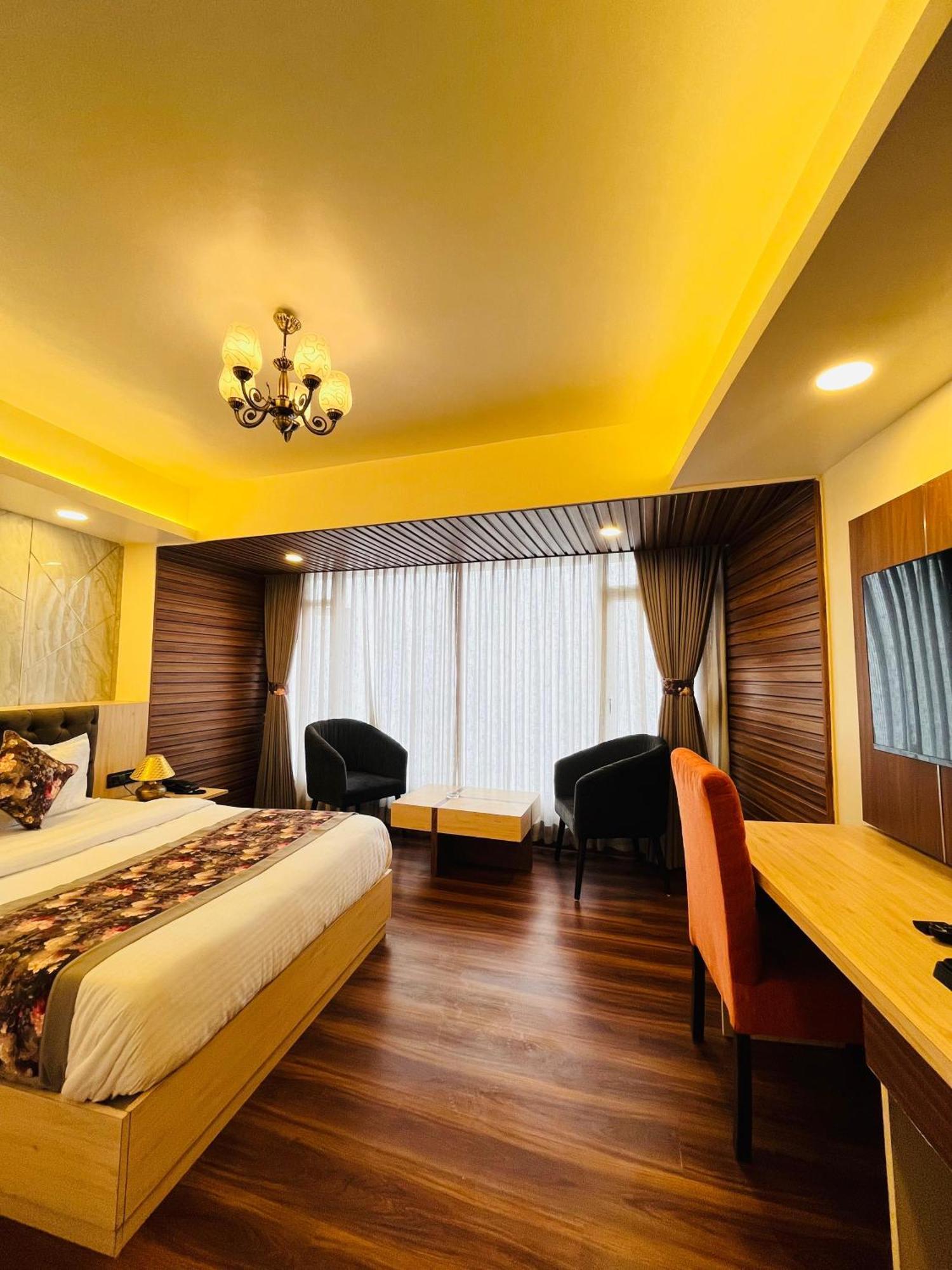 דרג'ילינג Luxury Stay At Hotel Broadway Boutique Mall Road Chowrasta Near Mahakal Temple מראה חיצוני תמונה