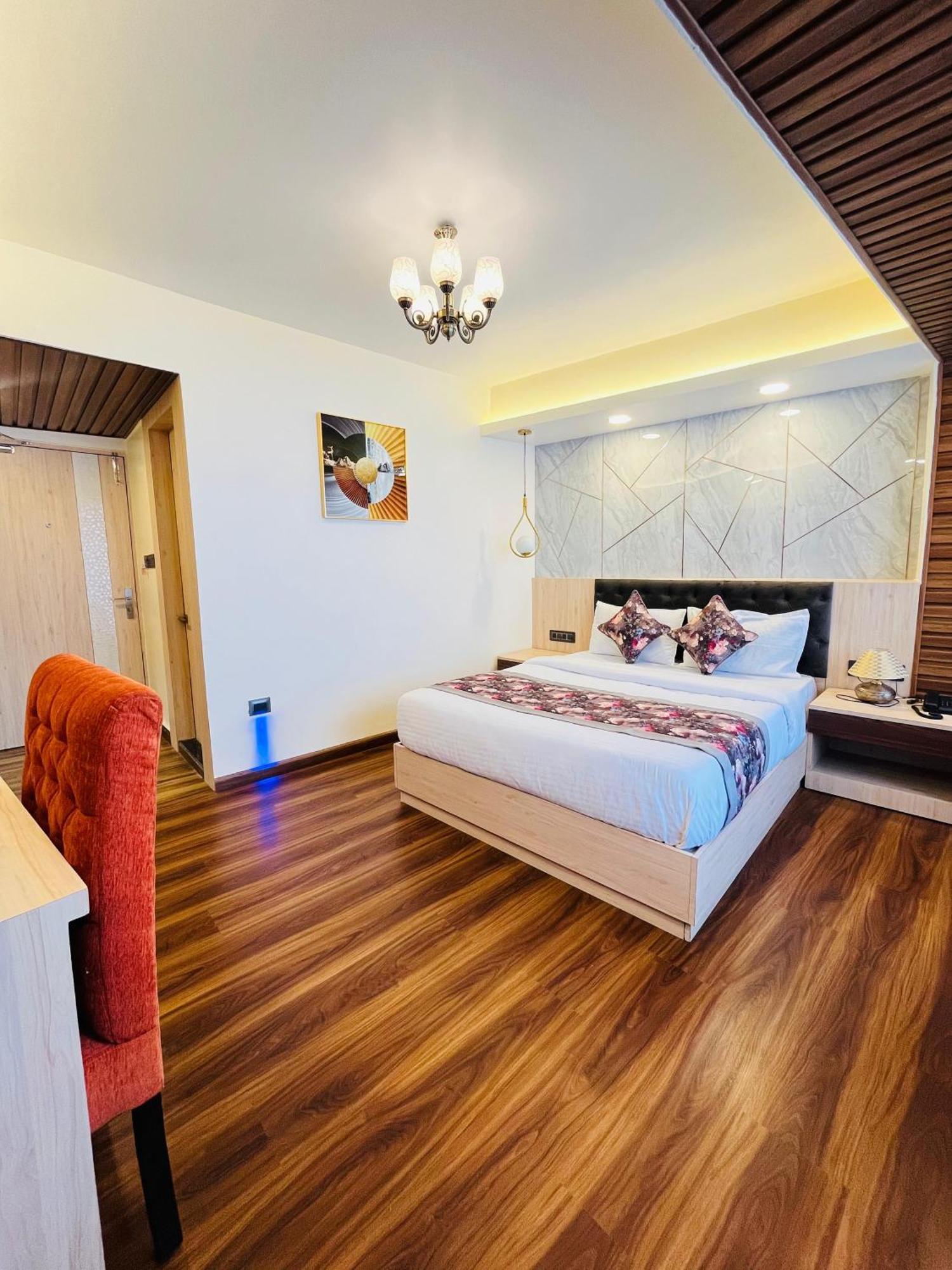 דרג'ילינג Luxury Stay At Hotel Broadway Boutique Mall Road Chowrasta Near Mahakal Temple מראה חיצוני תמונה