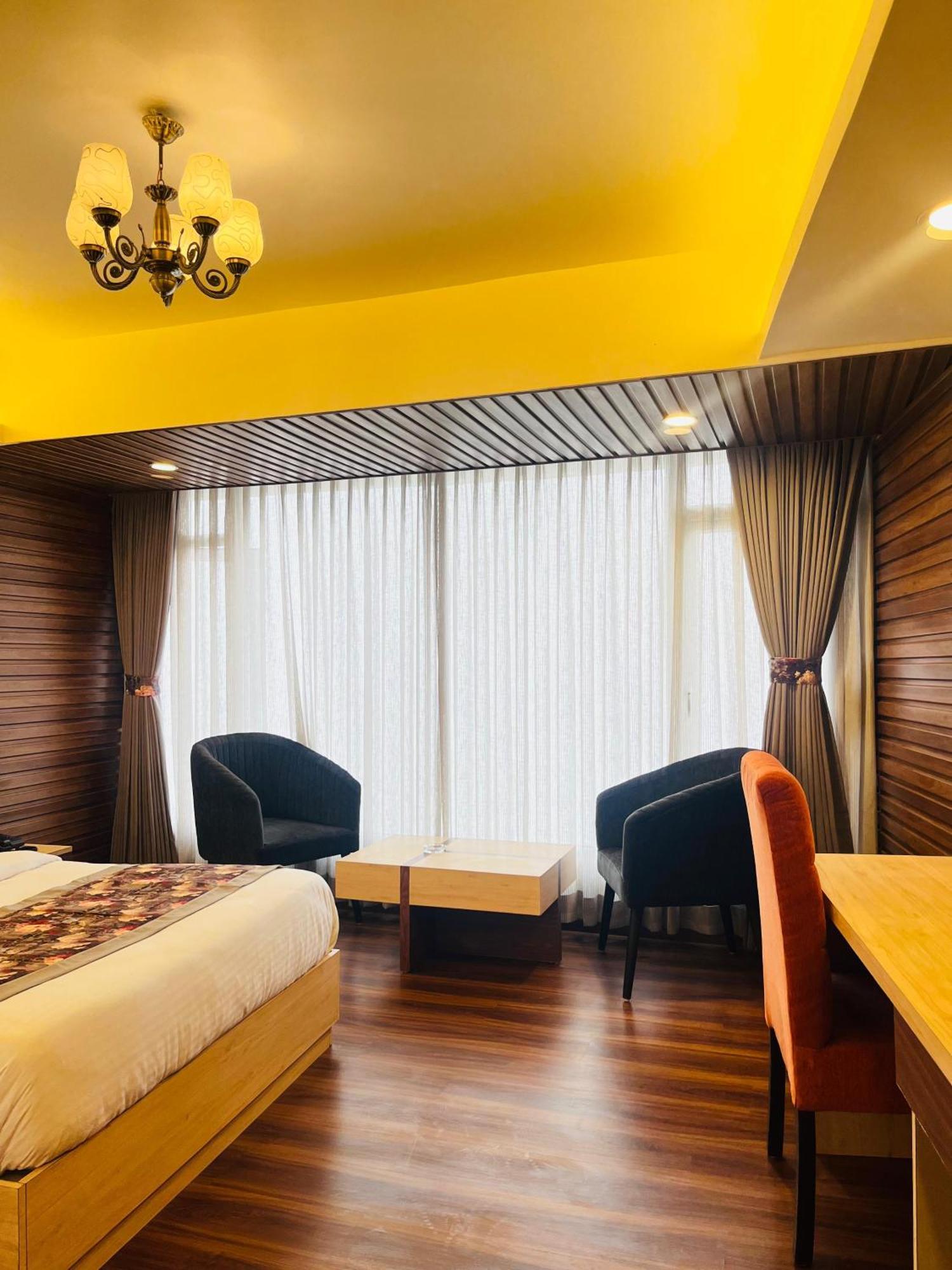 דרג'ילינג Luxury Stay At Hotel Broadway Boutique Mall Road Chowrasta Near Mahakal Temple מראה חיצוני תמונה